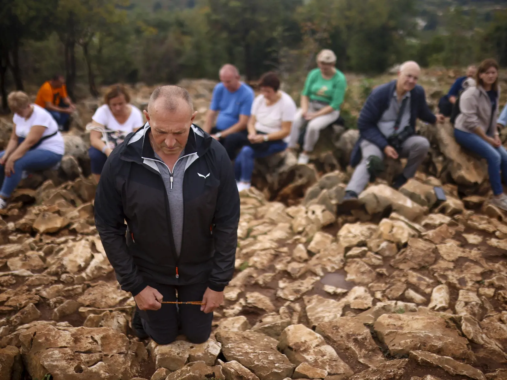 KK34 Medžugorie - Na snímke veriaci sa modlia vedľa siluety sochy Panny Márie na vrchu zjavenia, kde sa Panna Mária zjavila a odovzdala posolstvo pokoja šiestim deťom v bosnianskom mestečku Medžugorie vo štvrtok 19. septembra 2024. Pápež František schválil v roku 2019 oficiálne púte do Medžugoria, v ktorom sa tamojším obyvateľom údajne zjavila Panna Mária. Panna Mária sa v Medžugorí prvýkrát údajne zjavila šiestim deťom v roku 1981. Medžugorie sa potom stalo významným pútnickým miestom a súčasne