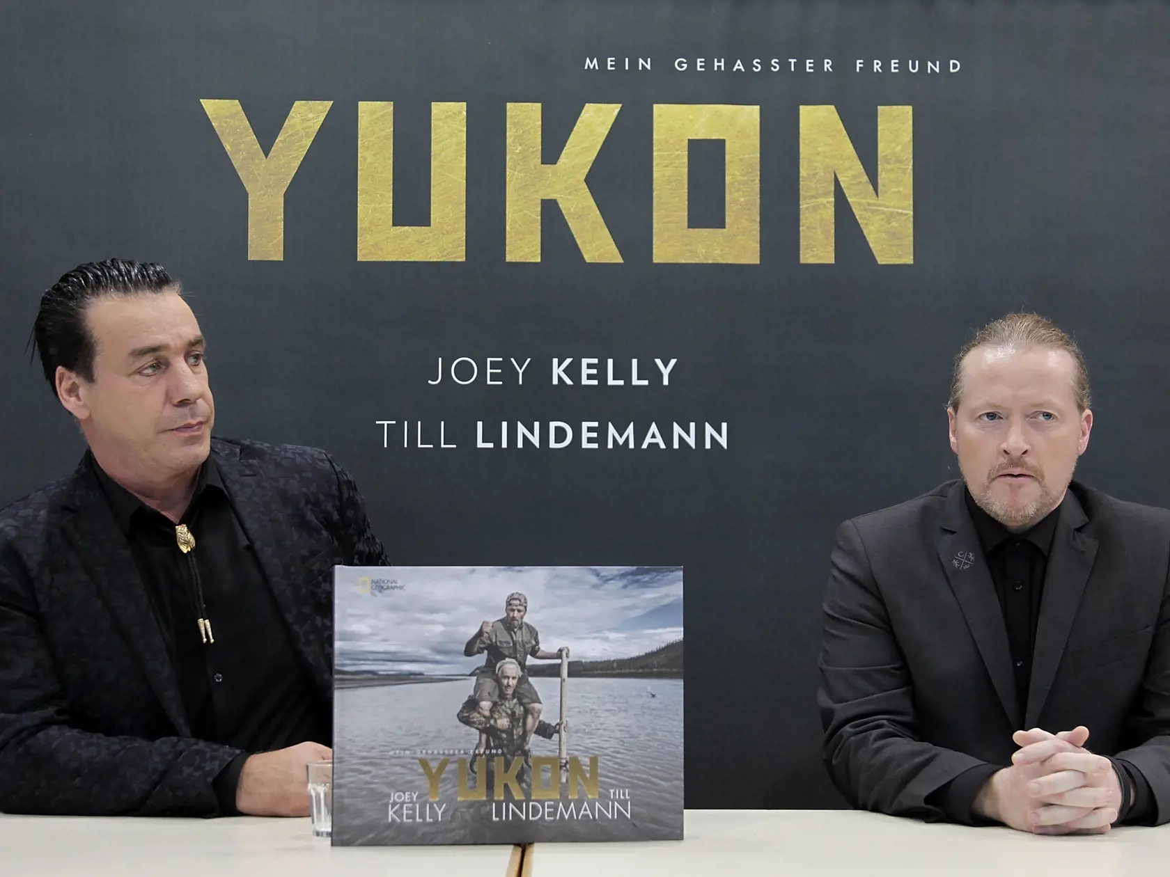 Kontroverzný frontman nemeckej kapely Rammstein Till Lindemann oslávil len pred nedávnom životné jubileum. Okrem toho, že patrí k talentovaným hudobníkom v mladosti bol juniorským vicemajstrom Európy v plávaní, dnes básnik, provokujúci textár, občasný herec a tiež kvalifikovaný pyrotechnik.