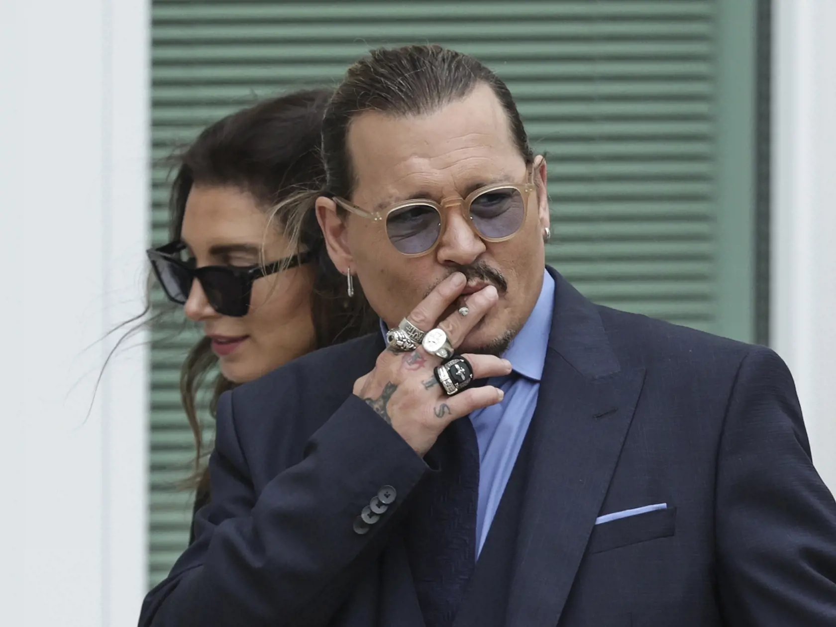 Hollywoodsky lámač ženských sŕdc oslávi 60 počas tohto leta. Kto by to bol povedal, že hviezdny Johnny Depp má toľko rokov. Večný búrlivák ani naprieč veku zjavne neplánuje usadenie. Po škandalóznom rozvode s Amber Heart sa ani nečudujeme.