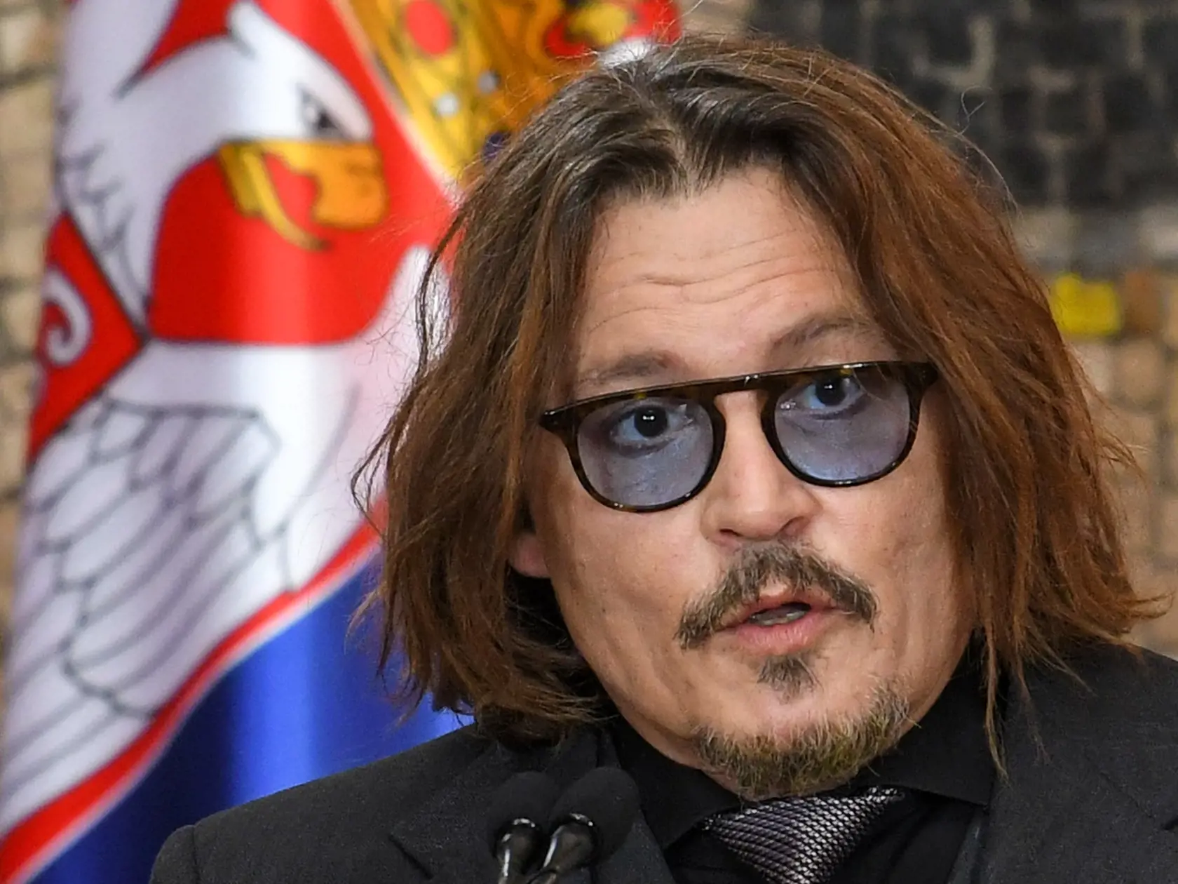 Hollywoodsky lámač ženských sŕdc oslávi 60 počas tohto leta. Kto by to bol povedal, že hviezdny Johnny Depp má toľko rokov. Večný búrlivák ani naprieč veku zjavne neplánuje usadenie. Po škandalóznom rozvode s Amber Heart sa ani nečudujeme.