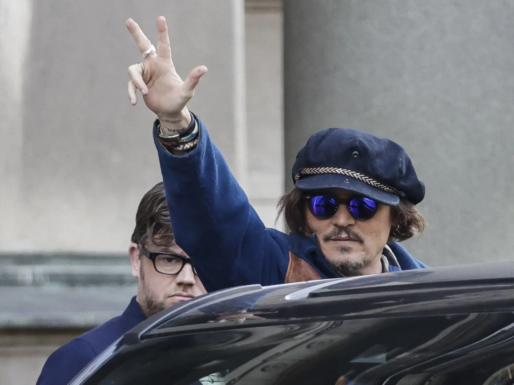 Hollywoodsky lámač ženských sŕdc oslávi 60 počas tohto leta. Kto by to bol povedal, že hviezdny Johnny Depp má toľko rokov. Večný búrlivák ani naprieč veku zjavne neplánuje usadenie. Po škandalóznom rozvode s Amber Heart sa ani nečudujeme.