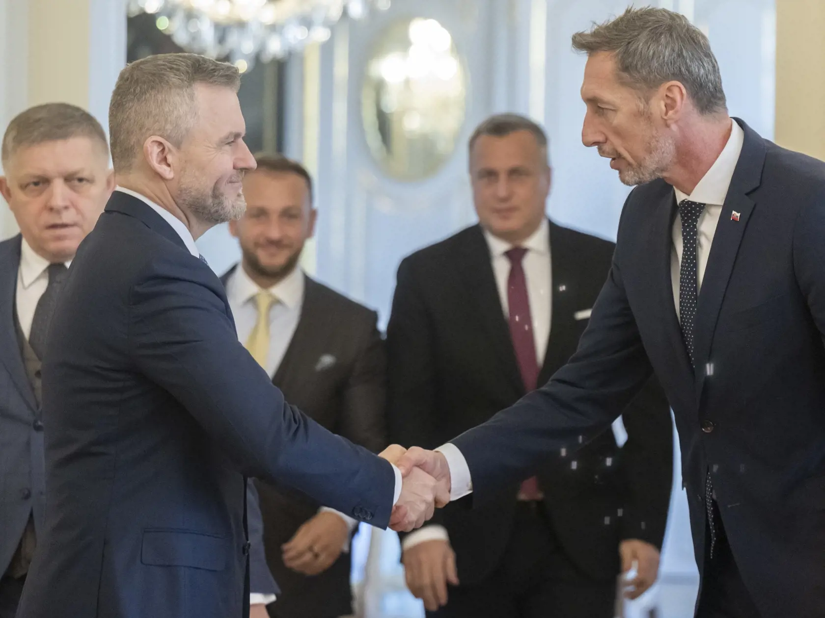 Na snímke prezident SR Peter Pellegrini, predseda opozičného KDH Milan Majerský, predseda strany Hlas-SD a minister vnútra SR Matúš Šutaj Eštok, predseda strany Smer-SD a premiér SR Robert Fico a predseda SNS a podpredseda Národnej rady (NR) SR Andrej Danko sa zdravia po stretnutí predsedov politických strán za okrúhlym stolom k zahraničnopolitickej orientácii Slovenska, ktoré zorganizovala hlava štátu v Prezidentskom paláci v Bratislave v utorok 4. februára 2025.