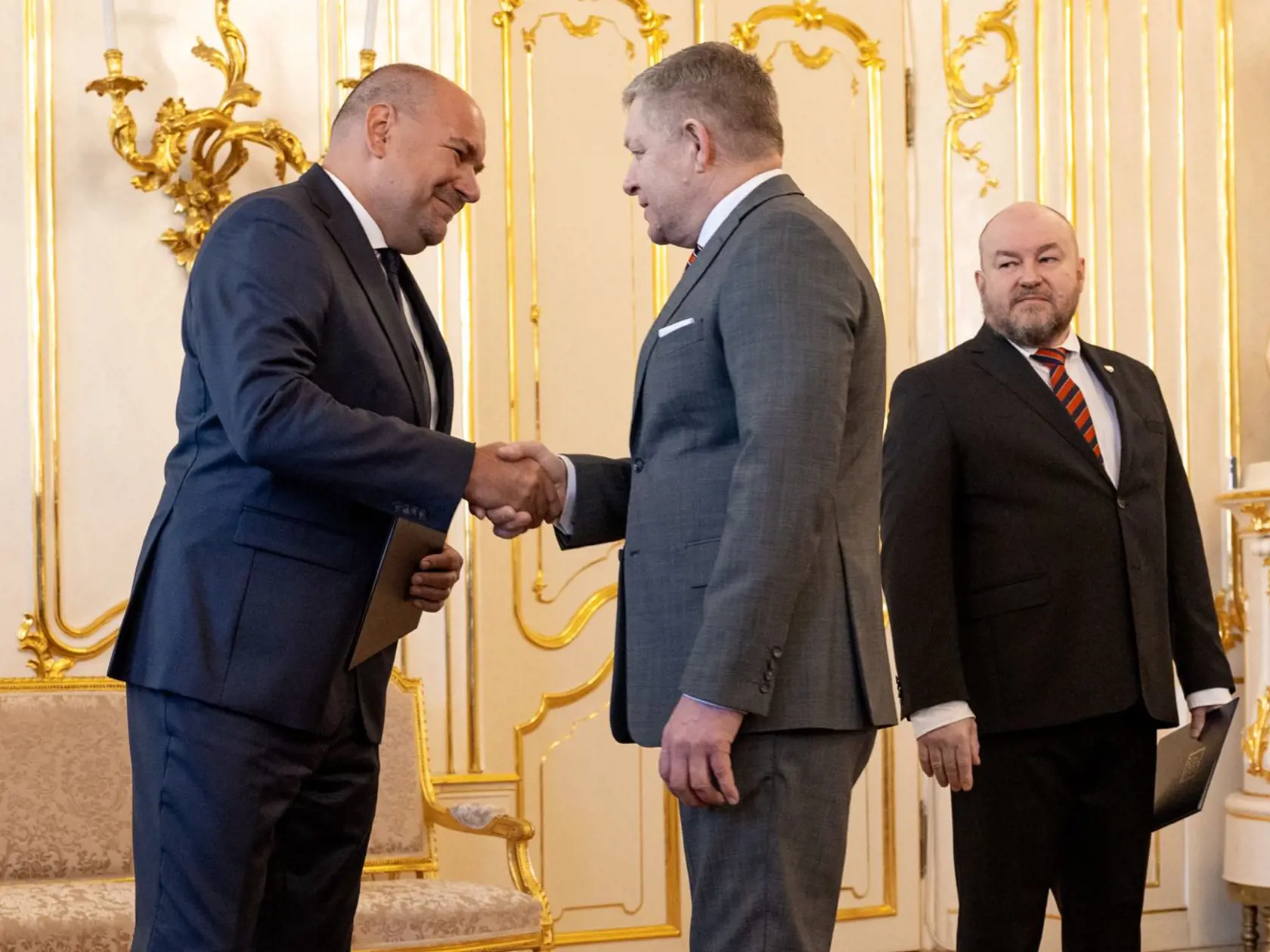 Robert Fico podal ruku končiacemu Kekektimu