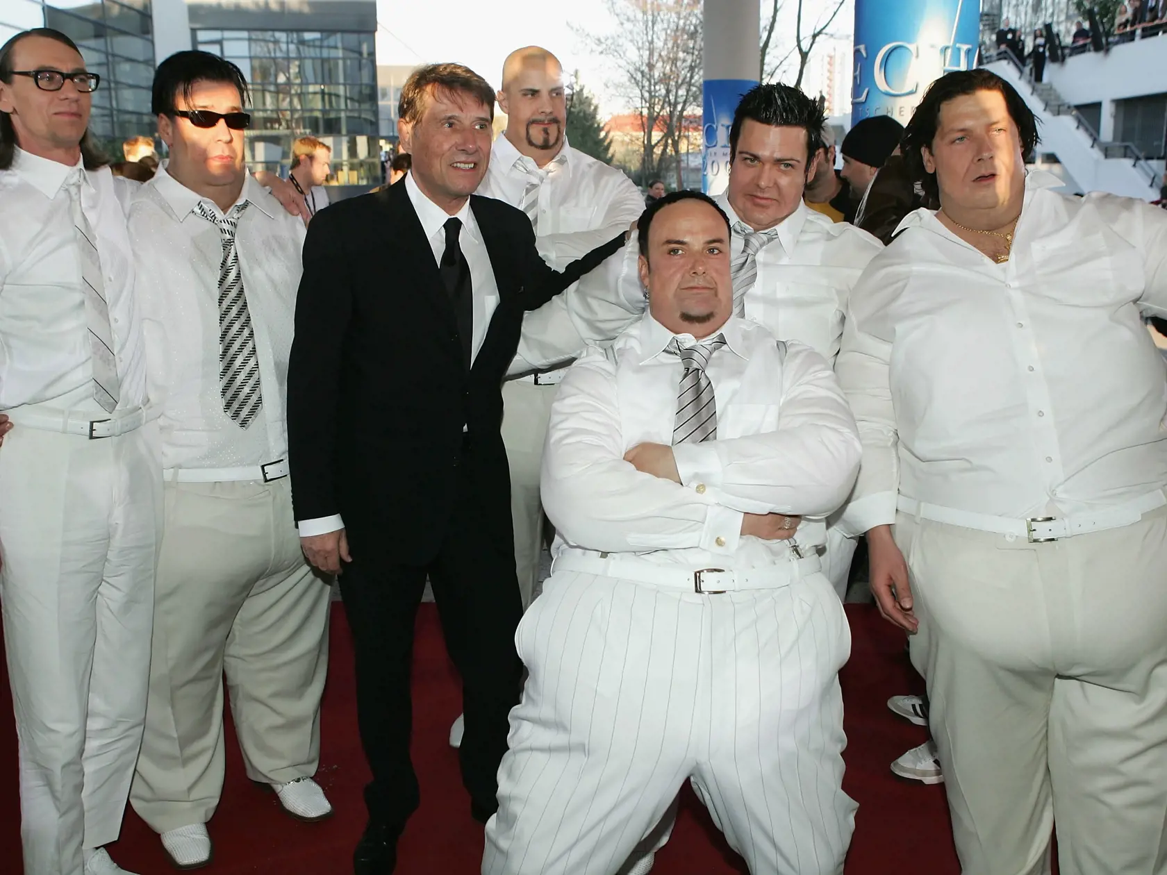 Kontroverzný frontman nemeckej kapely Rammstein Till Lindemann oslávil len pred nedávnom životné jubileum. Okrem toho, že patrí k talentovaným hudobníkom v mladosti bol juniorským vicemajstrom Európy v plávaní, dnes básnik, provokujúci textár, občasný herec a tiež kvalifikovaný pyrotechnik.