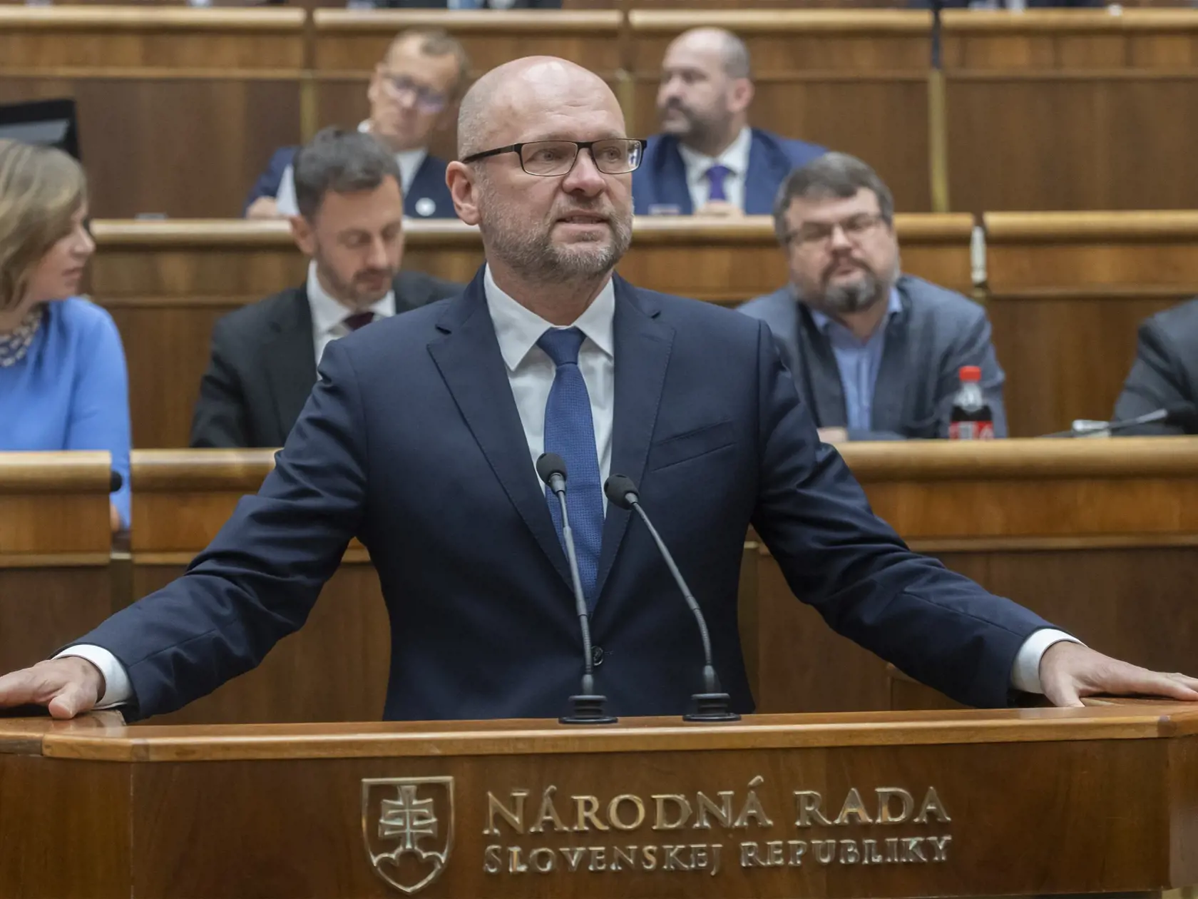 Na snímke v popredí poslanec NR SR Richard Sulík (SaS) počas rokovania mimoriadnej 79. schôdze parlamentu SR k návrhu na vyslovenie nedôvery vláde 8. decembra 2022 v Bratislave. FOTO TASR - Martin Baumann