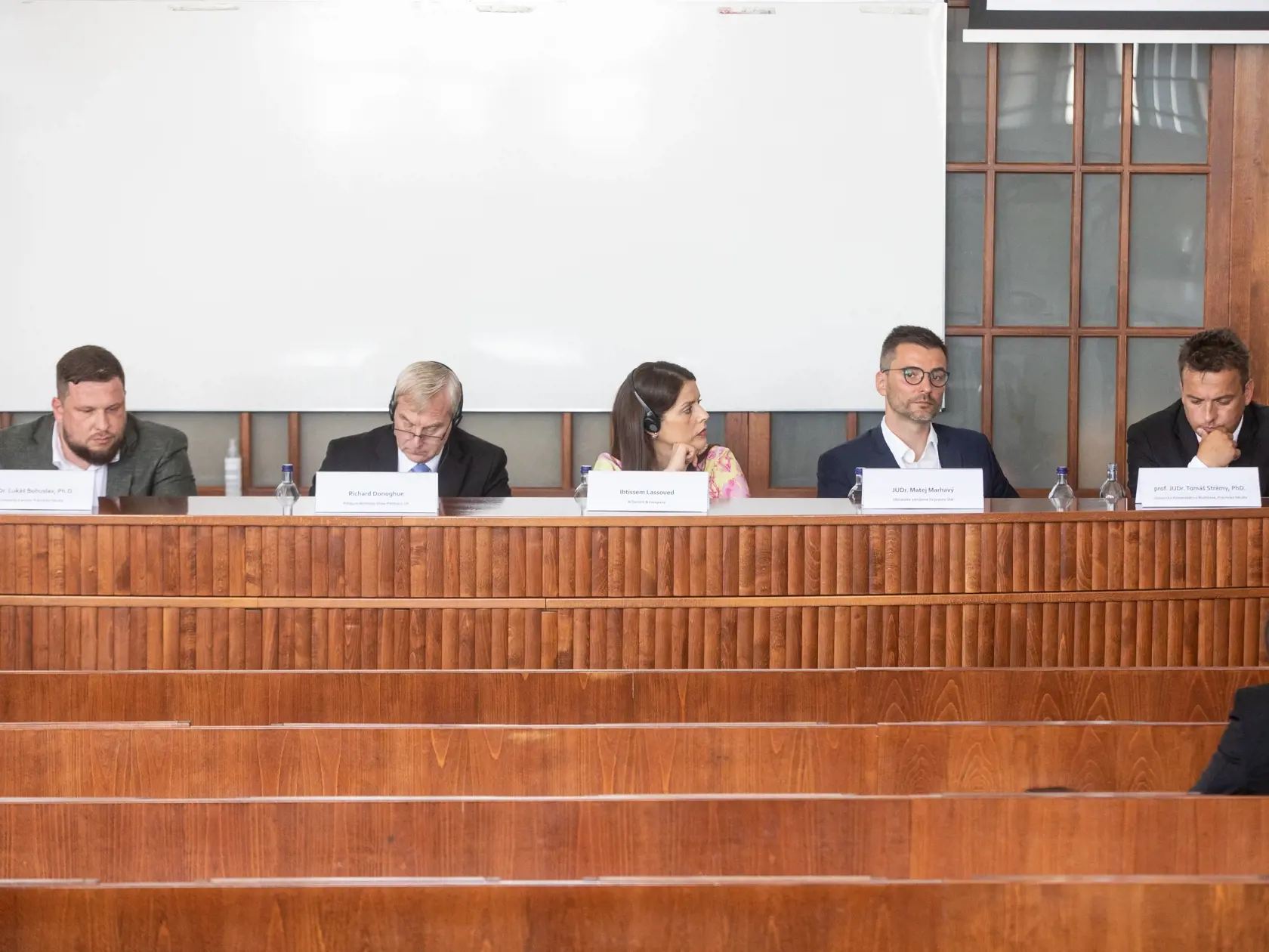 Odborno – Vedecká rozprava a okrúhly stôl zameraná na zlepšenie dodržiavania zákonnosti v prípravnom konaní a na jeho efektívnejší priebeh. Na snímke je Tomáš Gřivna, Lukáš Bohuslav, Richard Donoghue, Ibtissem Lassoued, Matej Marhavý a Tomáš Strémy.
