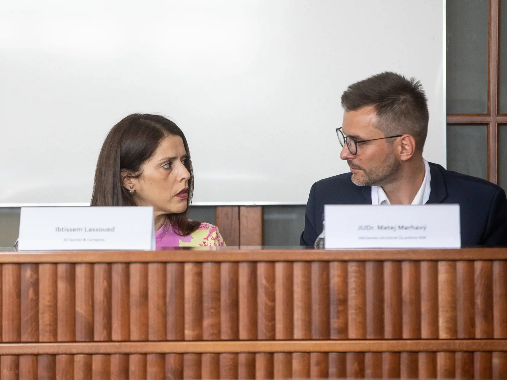 Odborno – Vedecká rozprava a okrúhly stôl zameraná na zlepšenie dodržiavania zákonnosti v prípravnom konaní a na jeho efektívnejší priebeh. Na snímke je Matej Marhavý, Ibtissem Lassoued.