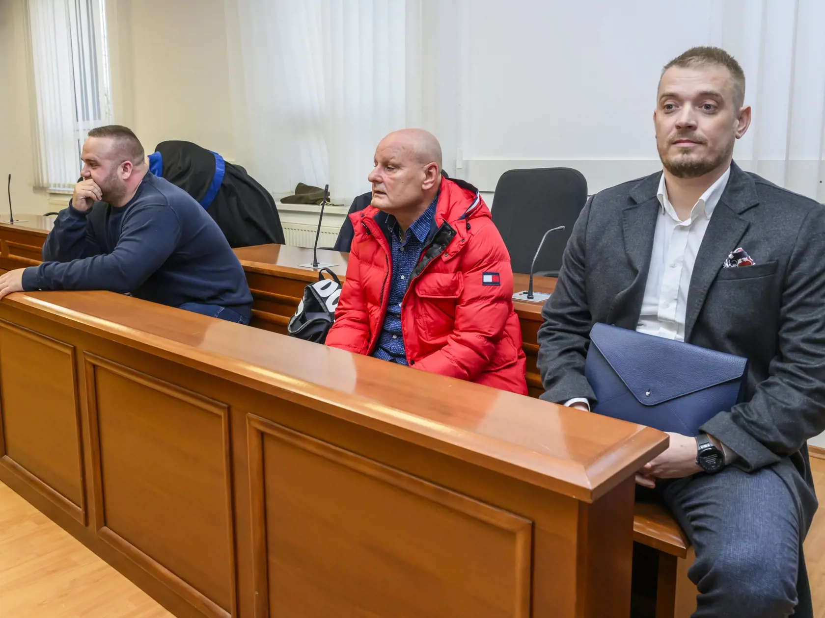 Na snímke zľava svedkovia Peter Petrov alias Tiger, Bernard Slobodník a Štefan Žiga počas pojednávania s Norbertom B. v kauze podplácania na Špecializovanom trestnom súde v Pezinku 12. februára 2024. FOTO TASR Jaroslav Novák