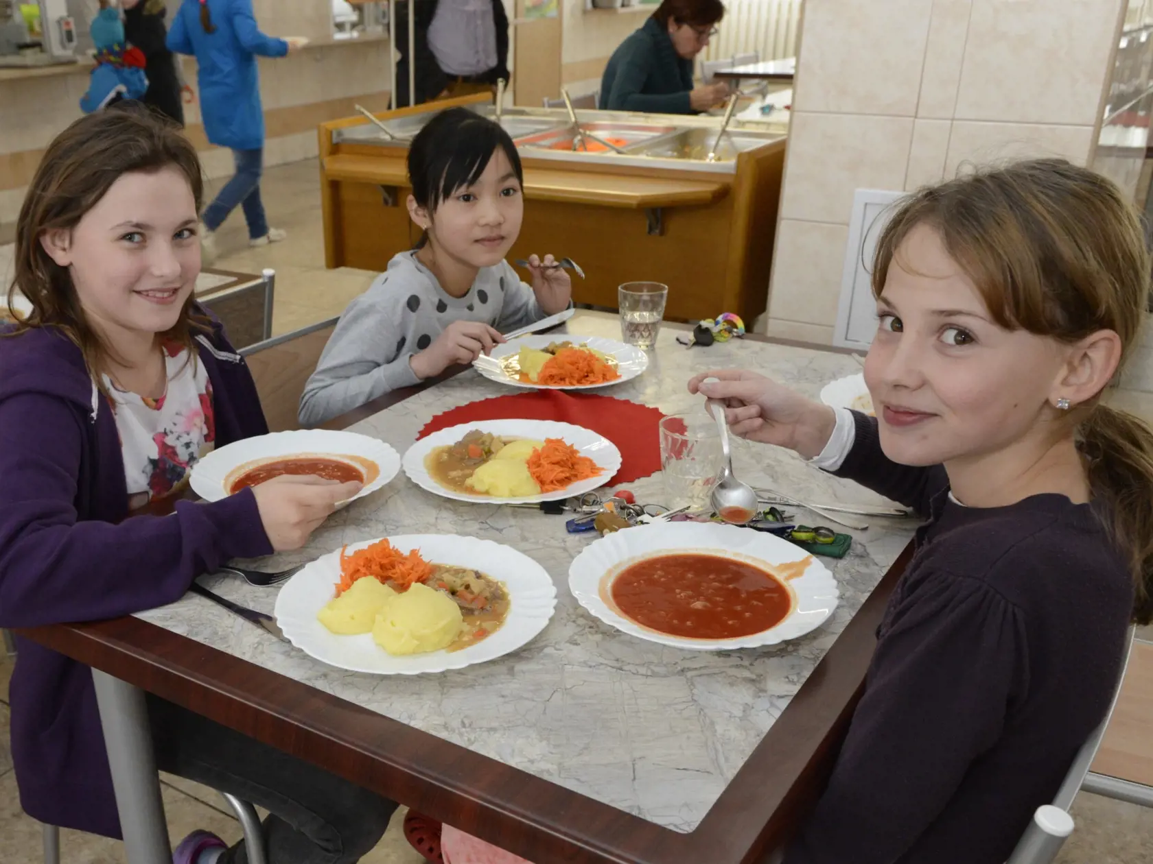 Cena obedov v jednotlivých regiónoch v školách sa líši podľa toho, za koľko nakúpia potraviny.