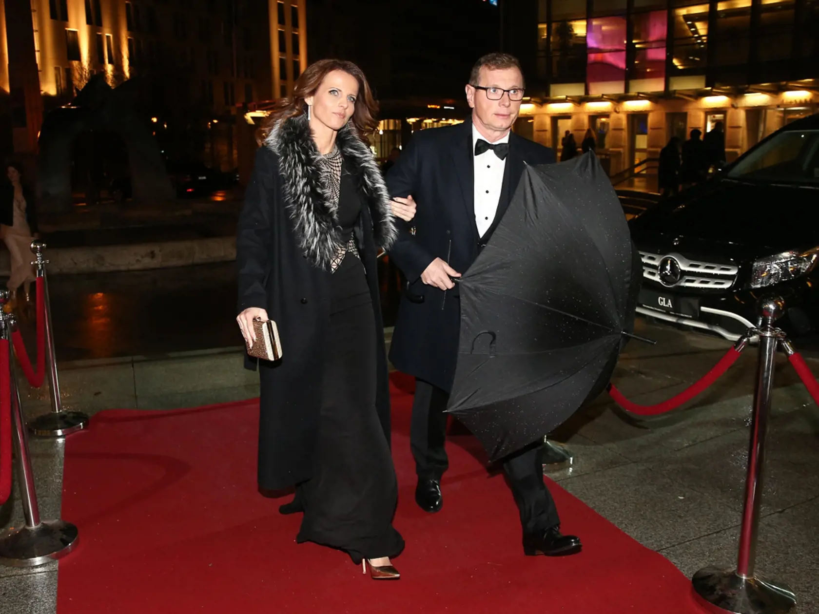 Elegantný pár - Vlado Voštinár galantne chránil svoju dámu pred dažďom.
