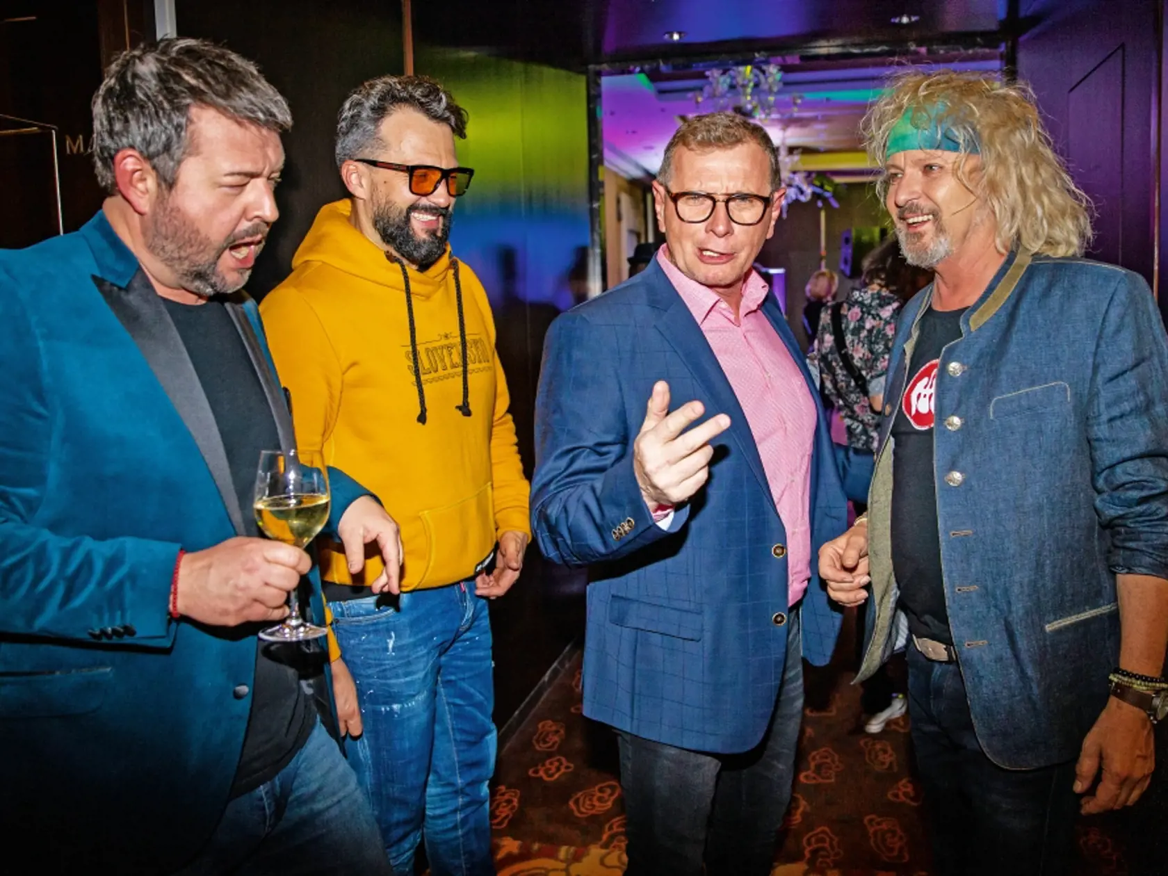 Keď sa Michal Hudák (50), Marián Čekovský (42), Vlado Voštinár (56) a Peter  Nagy (60) vyskytnú naraz na jednom mieste, je to doslova uragán smiechu.