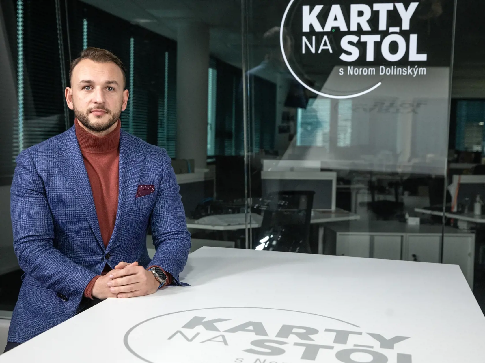 „Pán Heger živnostníkom chodia faktúry za energie o 600% vyššie a vy idete ,,sfúknuť” sviečky? Už sa odlepte zo stoličky pobaľte kufre a umožnite ľuďom aby si demokraticky zvolíli novú vládu vo voľbách, pretože vy ste zlyhali,“ napísal Matúš Šutaj-Eštok z mimoparlamentného Hlasu-SD ako komentár pod fotku premiéra.