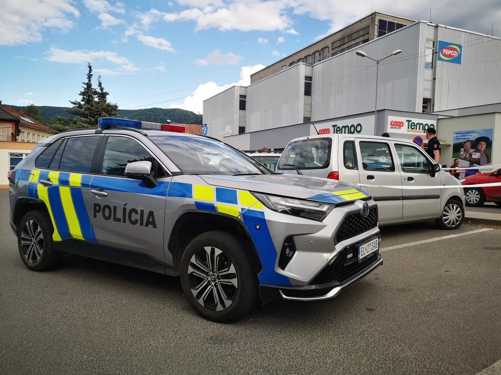 Policajti opáskovali aj malé strieborné auto s levickou značkou. Podľa našich informácií ide o auto, ktorým sa do Handlovej priviezol strelec.