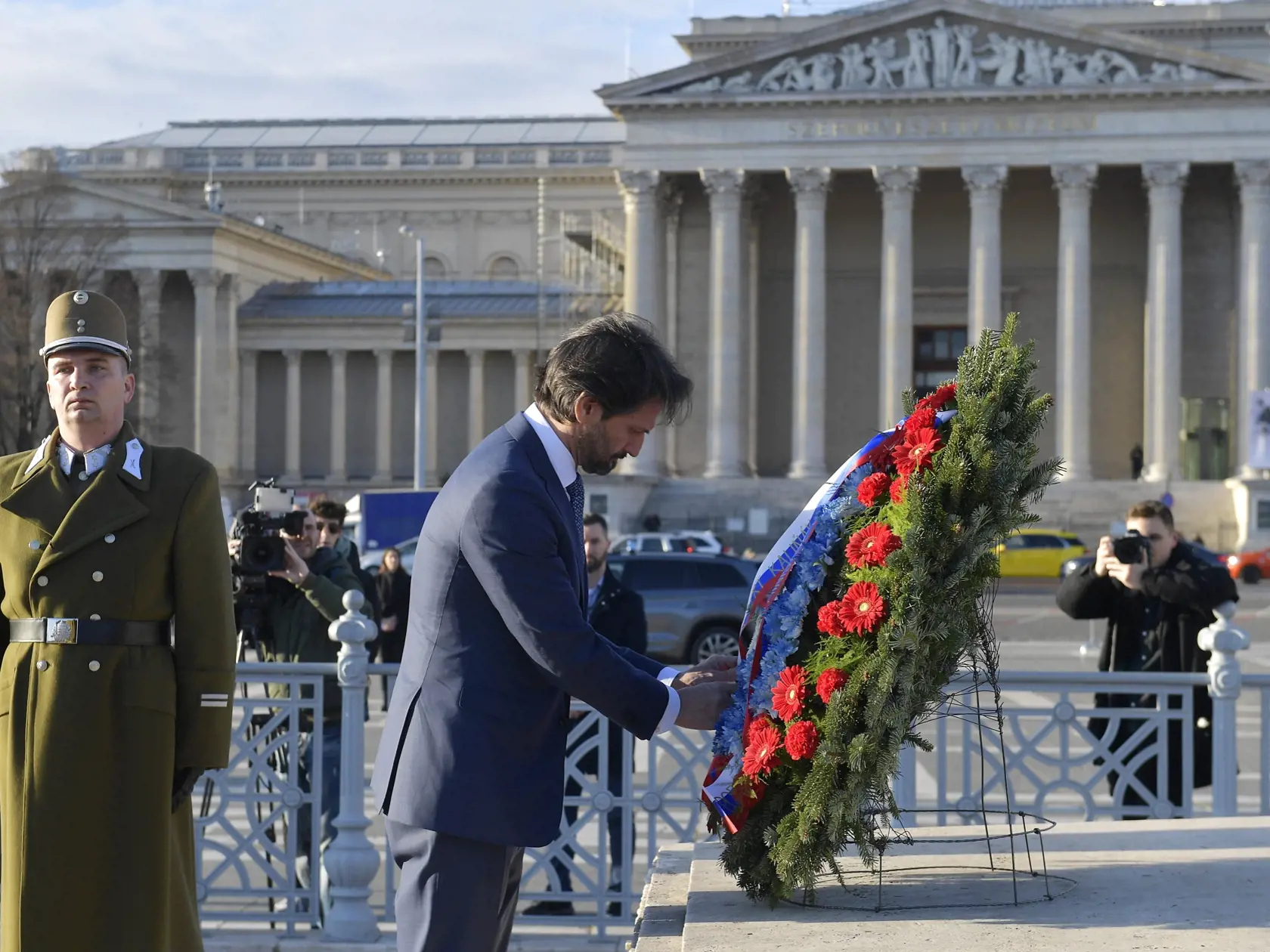 Slovenský minister obrany Robert Kaliňák kladie veniec k pamätníku na Námestí hrdinov v Budapešti 8. februára 2024.