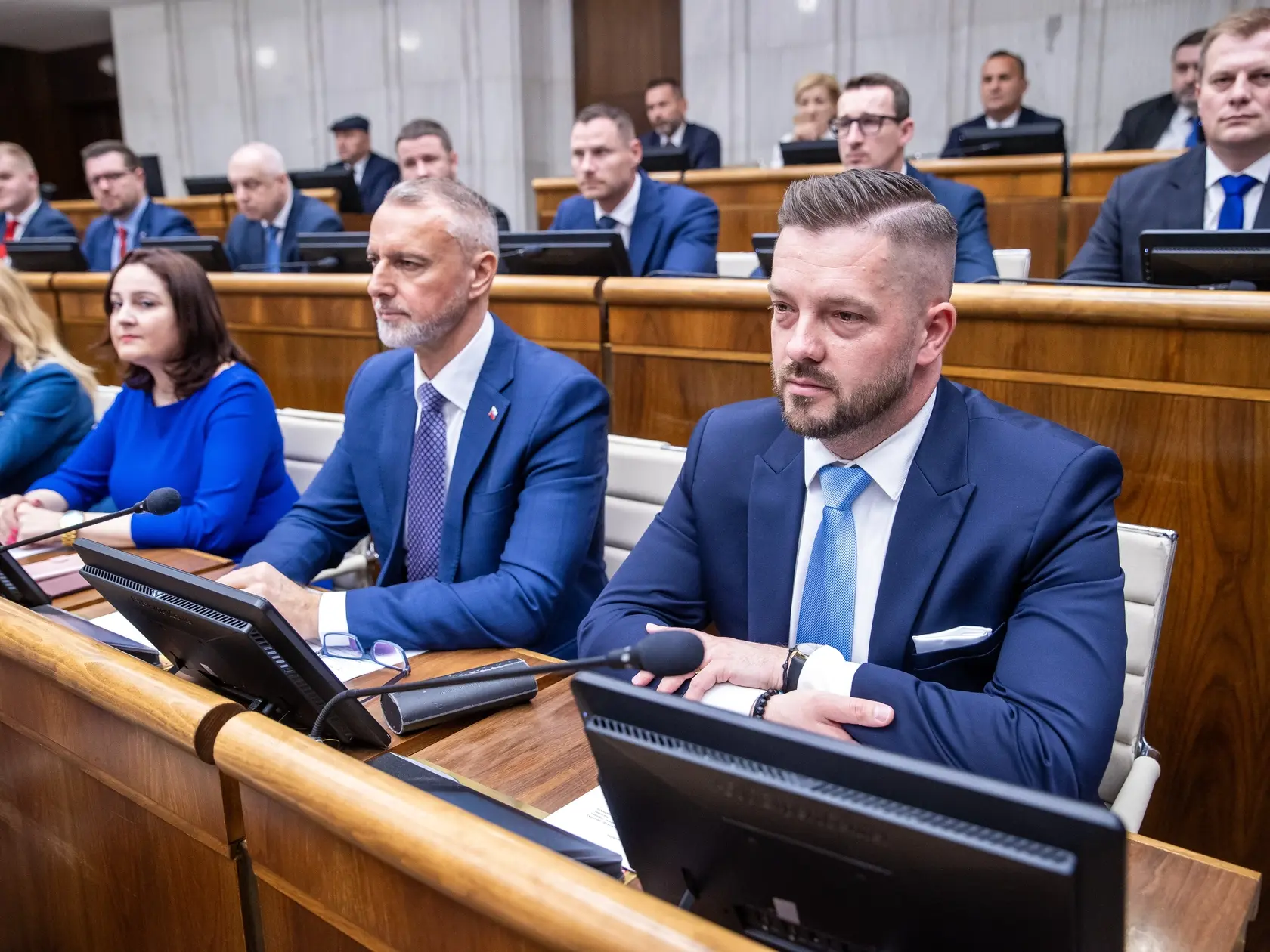 Na snímke vpravo nový poslanec NRSR Ján Hrubý, ktorý zložil poslanecký sľub.