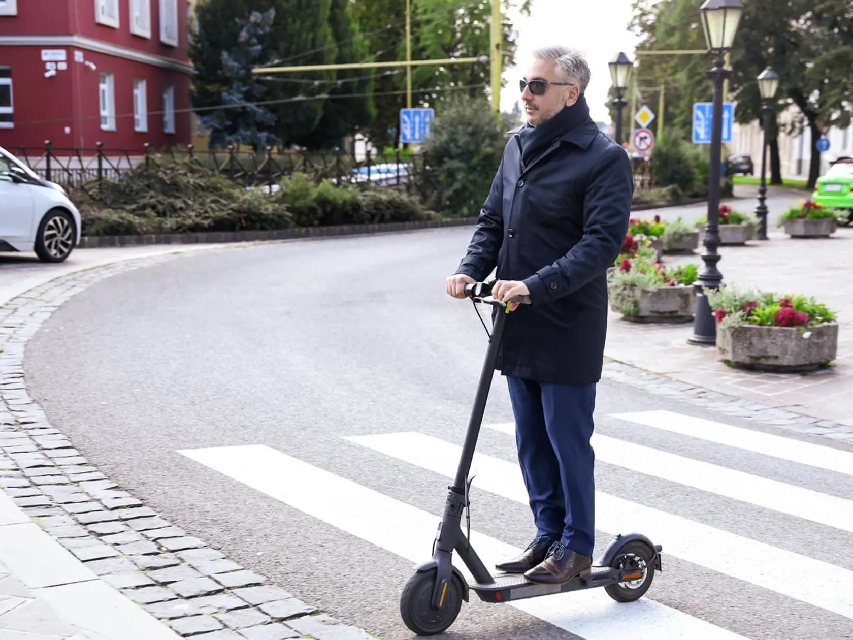 Trnka sa počas predvolebnej kampane prezentoval kadejakými spôsobmi, aj na kolobežke. Mnohí sa pýtali, kedy vlastne pracuje.