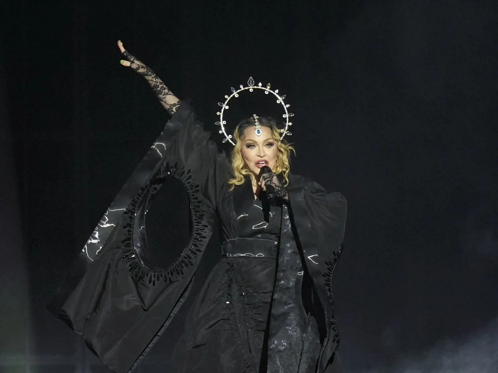 Americká speváčka  Madonna vystupuje počas bezplatného koncertu
na pláži Copacabana v brazílskom Riu de Janeiro v sobotu 4. mája 2024. Brazílsky koncert uzavrel turné Celebration, ktoré kráľovná popu odštartovala vlani v októbri v Londýne. FOTO TASR/AP