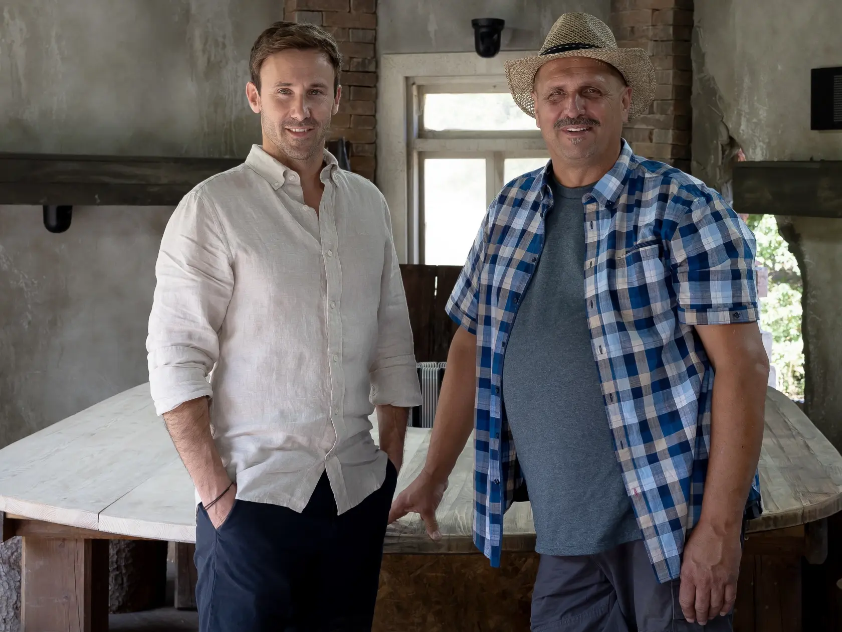 Realityshow Farma - 16. Ročník obľúbenej sútaže televízie Markíza sa bude odohrávať nedaľeko obce Modrová. Na snímke je farmár Martin Bagár a moderátor Marek Fašiang.