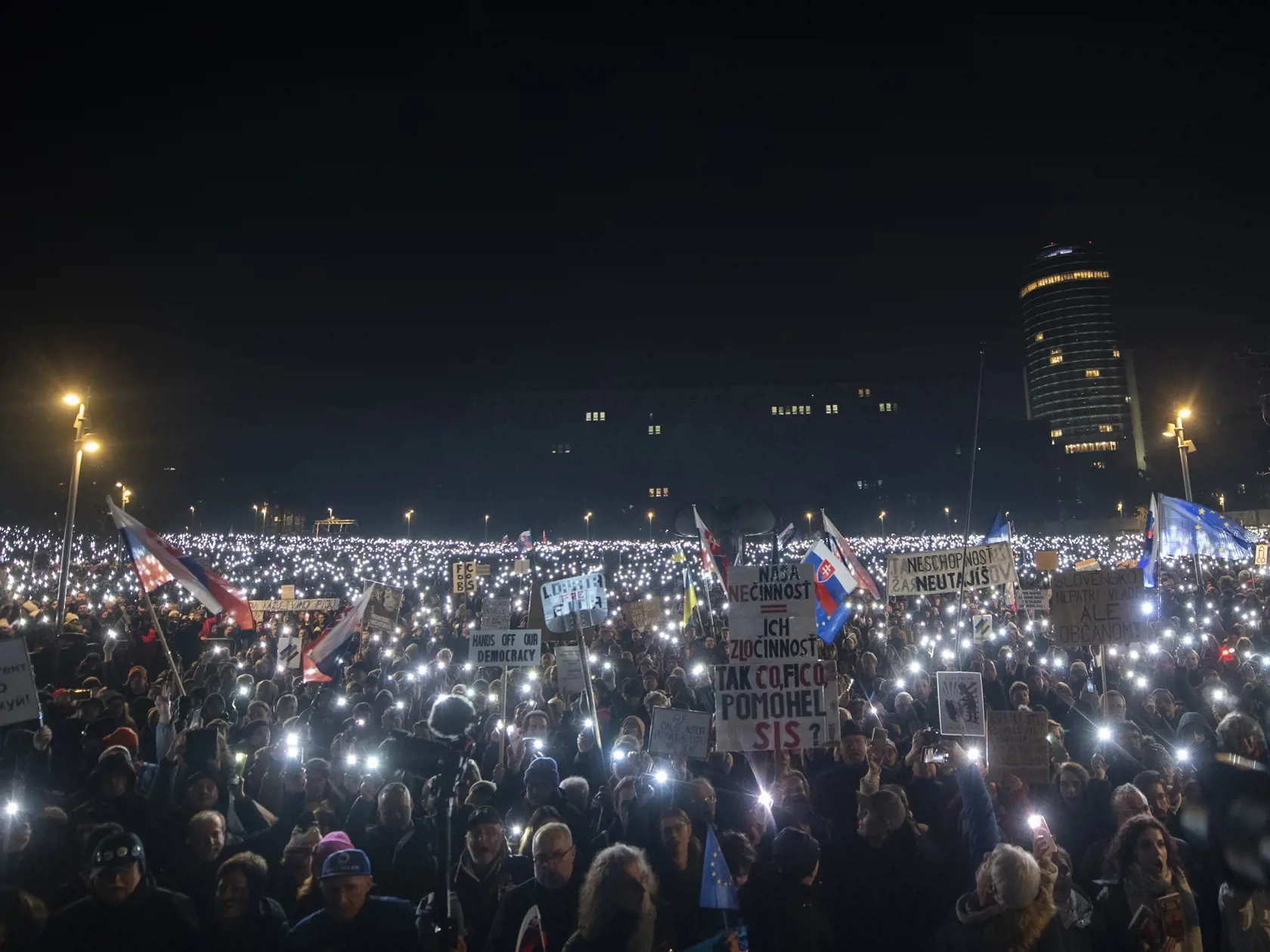 Demonštranti počas protivládneho zhromaždenia Slovensko je Európa na Námestí Slobody v Bratislave 24. januára 2025. Vo viacerých mestách Slovenska sa v piatok večer konajú protesty, ktorým cieľom je zdôrazniť, že Slovensko patrí do Európskej únie a Severoatlantickej aliancie. TASR o tom informovala Katarína Cíbiková z iniciatívy Mier Ukrajine.