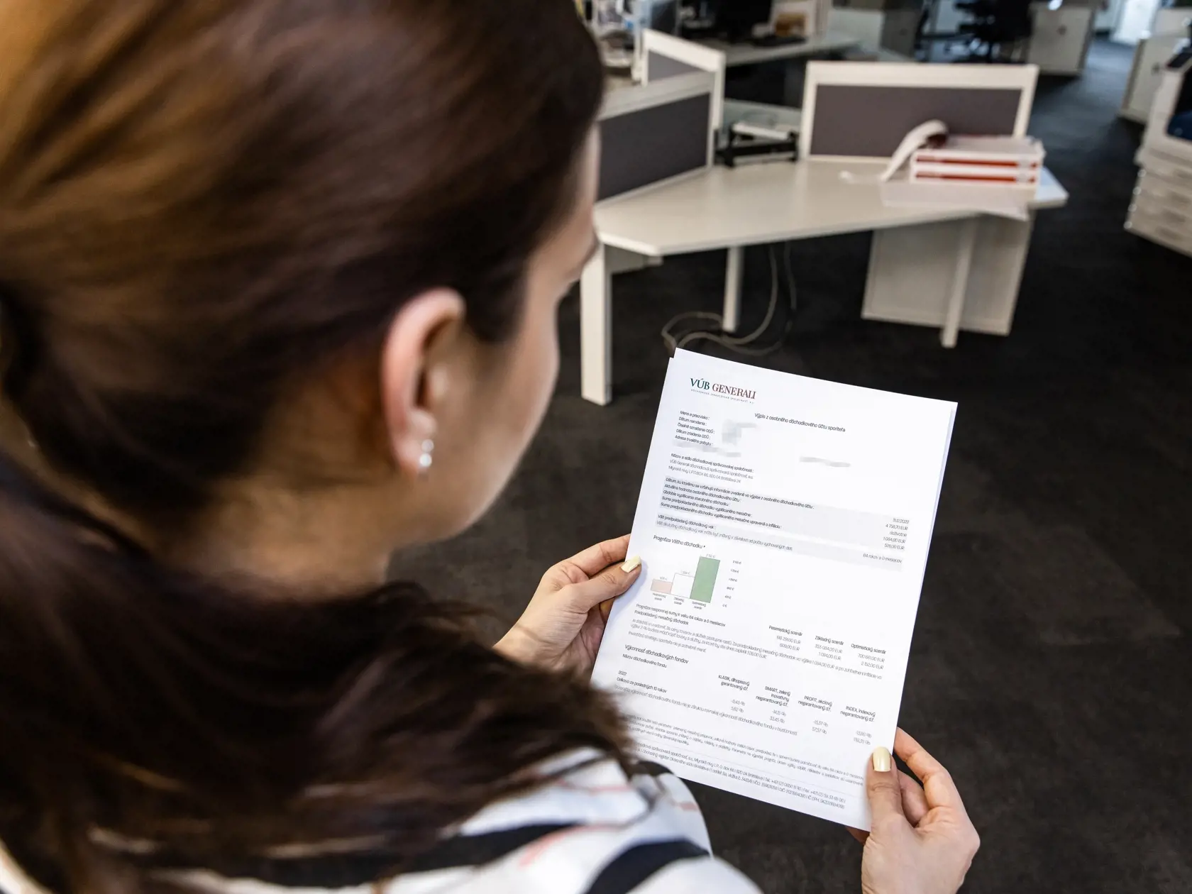 Príklad č. 3: Poistenec, ktorý zomrel, poberal ku dňu smrti starobný dôchodok v sume 424,40 eura. Manželka zomretého poberá starobný dôchodok v sume 220 eur. Vdovský dôchodok je 60 % starobného dôchodku zomretého: 424,40 × 60 % = 254,70 eura.
Keďže suma 60 % z dôchodku zomretého je vyššia ako jej penzia, vdova bude v plnej sume dostávať pozostalostný dôchodok (254,70 eura), v sume jednej polovice jej bude vyplácať jej penziu (220 : 2 = 110), čiže bude dostávať 254,70 + 110 = 364,70 eura.