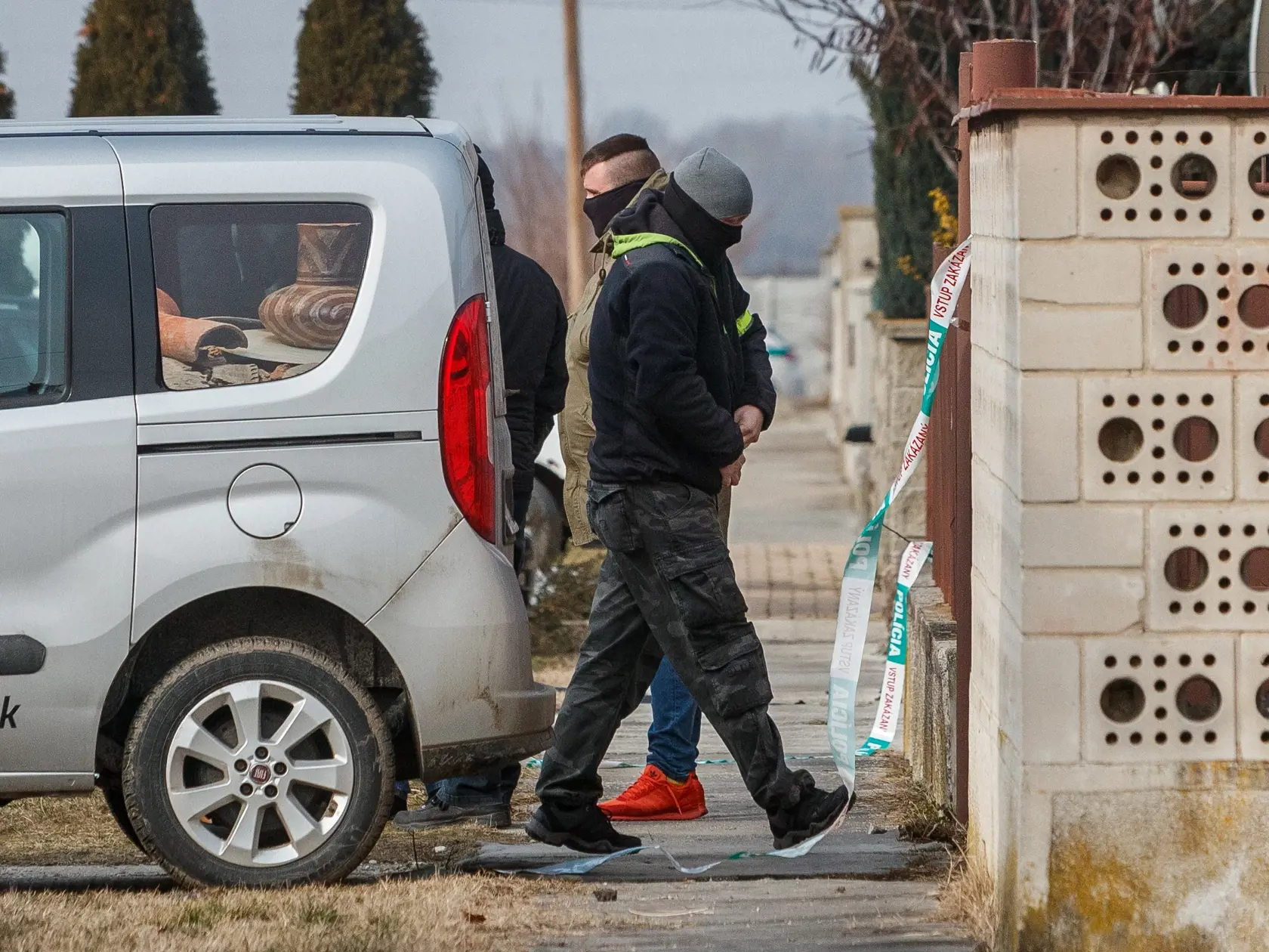 Príslušníci Policajného zboru Slovenskej republiky vykonávajú potrebné úkony v dome na Brezovej ulici v obci Veľká Mača, v ktorom došlo k dvojnásobnej vražde. Obeťami vraždy sa stali investigatívny novinár Ján Kuciak a jeho partnerka Martina Kušnírová.