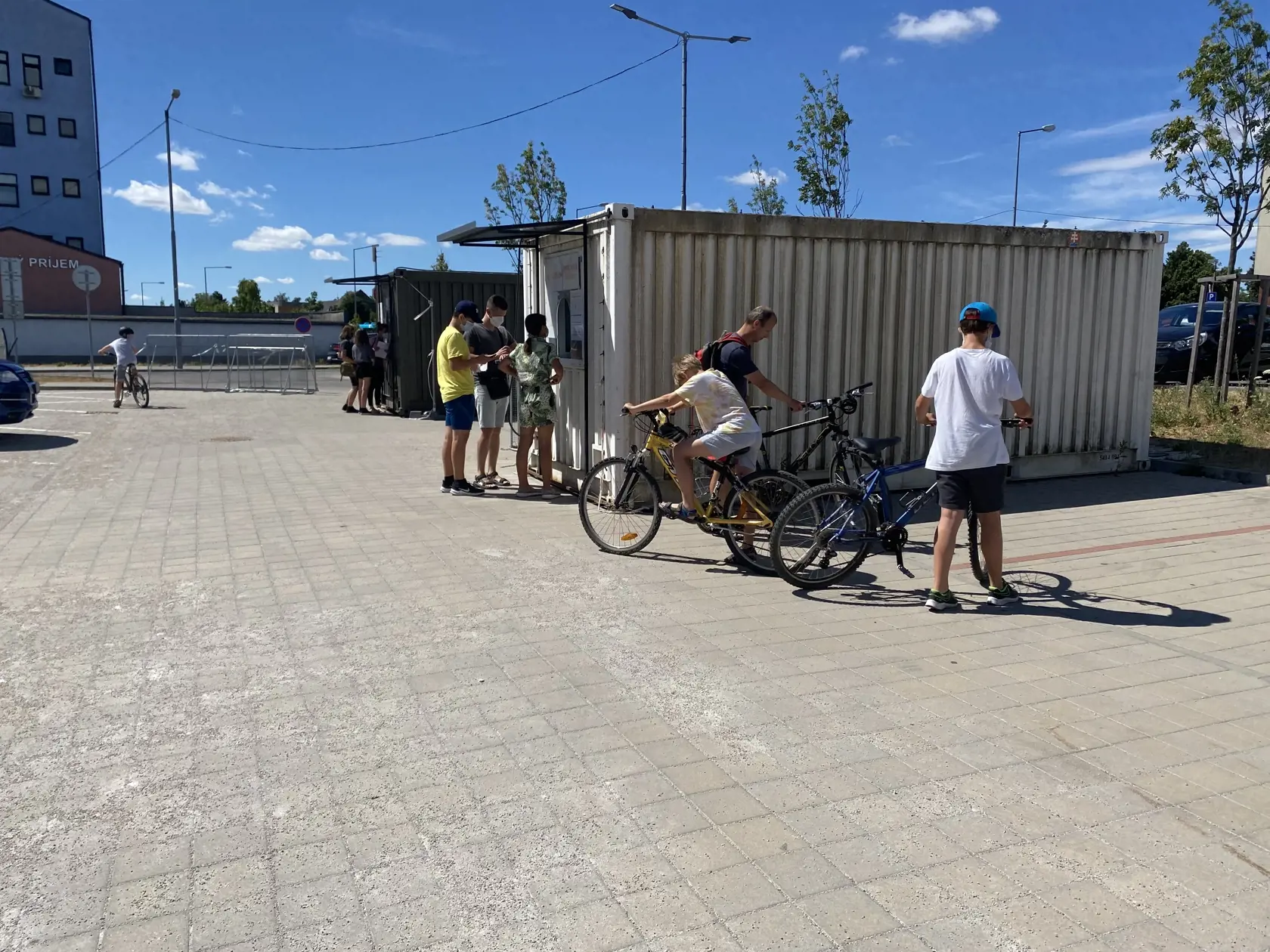 „Organizátor nám oznámil, že deti potrebujú na vstup do tábora test a že v mieste bydliska sa majú otestovať, tak sme prišli,“ povedal Bohuš (59), ktorý prišiel dať otestovať svojich troch synov.