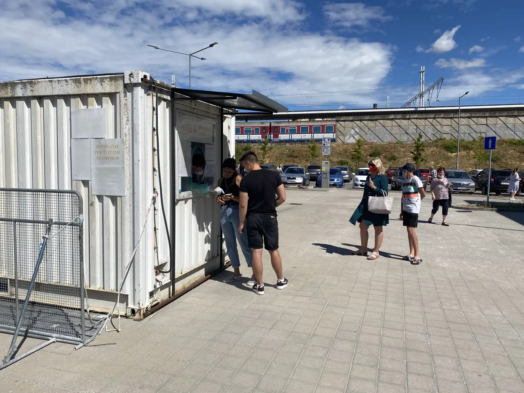 K mobilnému odbernému miestu v Trnave pri Fakultnej nemocnici prichádzali včera aj ľudia, ktorí sa pokúšali zohnať antigénový test. Mali však smolu. Na mieste už robia len PCR testy.