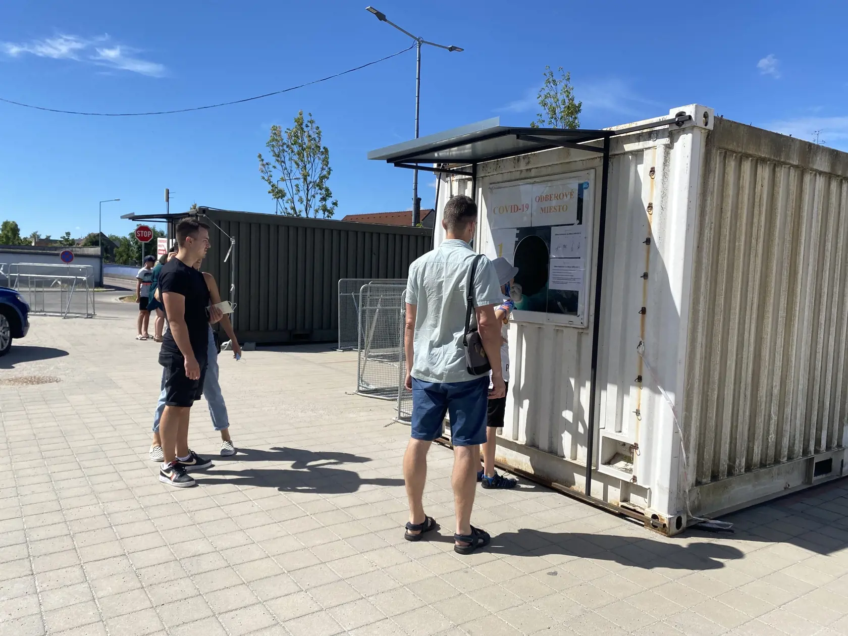 Včera pred obedom sa chodili na toto odberné miesto testovať najmä rodičia s deťmi, ktoré išli do letných táborov.