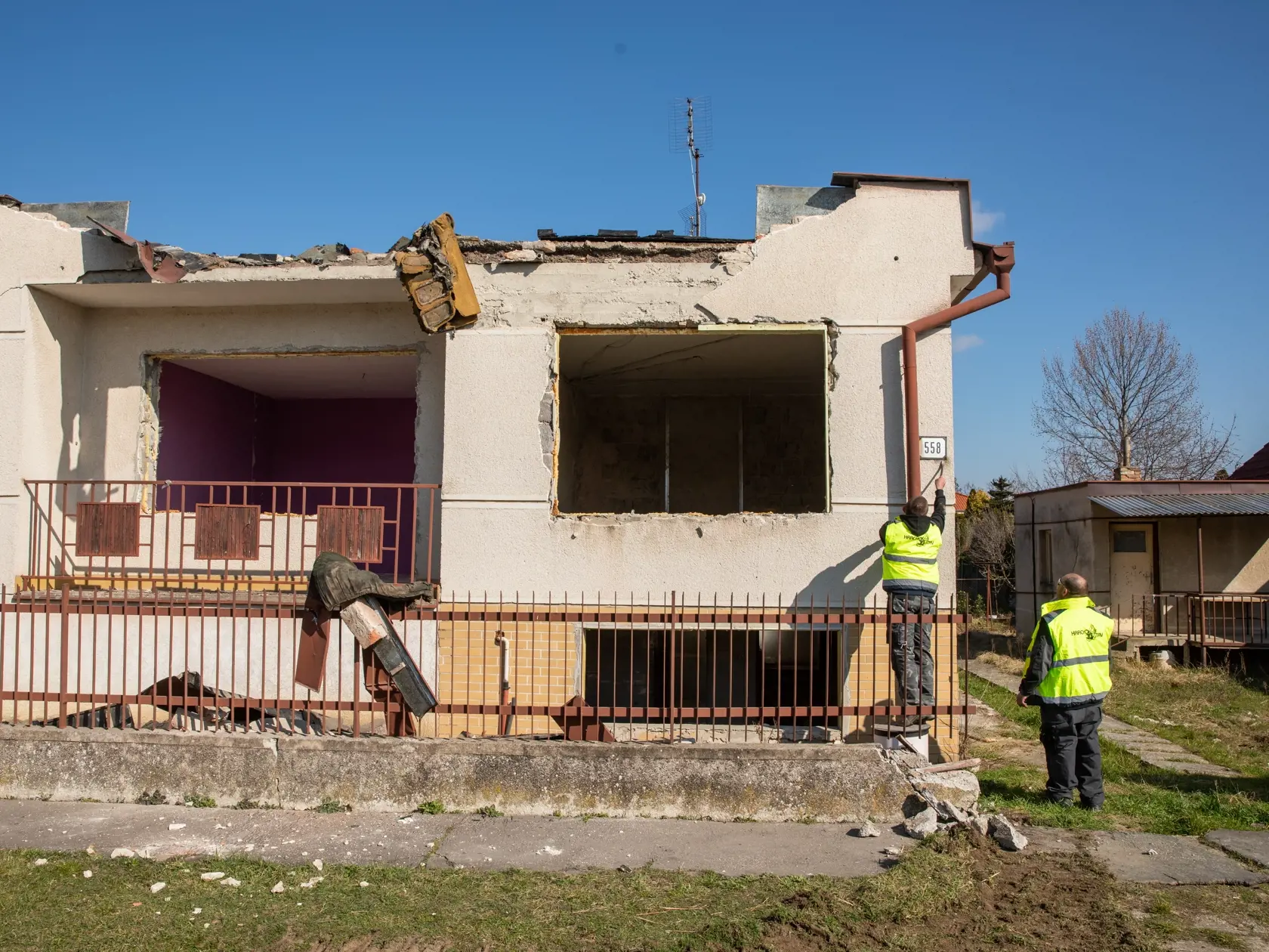 Na snímke je začiatok búrania domu  zavraždeného novinára Jána Kuciaka a jeho snúbenice Martiny Kušníkovej vo Veľkej Mači. Na mieste postaví Trnavský samosprávny kraj Pamätník slobody slova.
