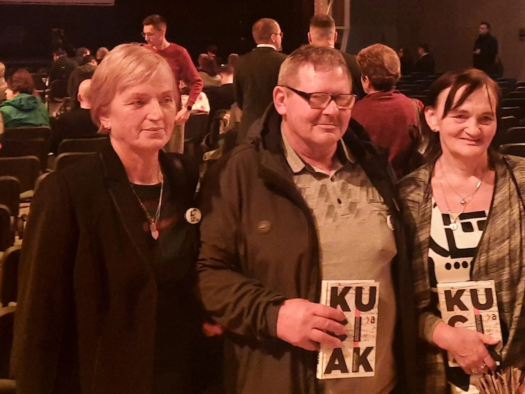 Zľava Zlatica Kušnírová, Jozef Kuciak a Jana Kuciaková pred krstom knihy Kuciak, ktorý sa uskutočnil 20. februára na bratislavskej Starej tržnici.