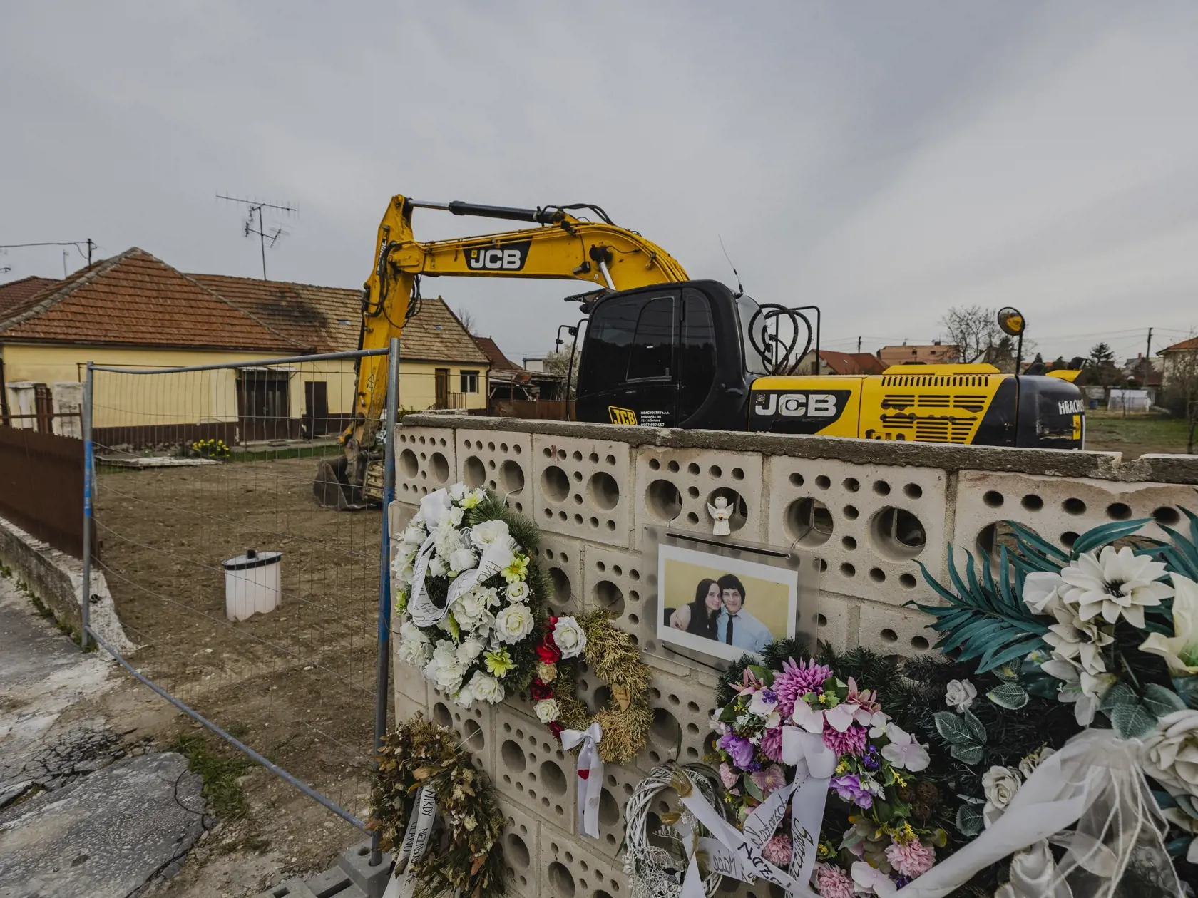 Búracie práce na pozemku, na ktorom stál rodinný dom zavraždeného novinára Jána Kuciaka a jeho snúbenice Martiny Kušníkovej vo Veľkej Mači v okrese Galanta boli ukončené.