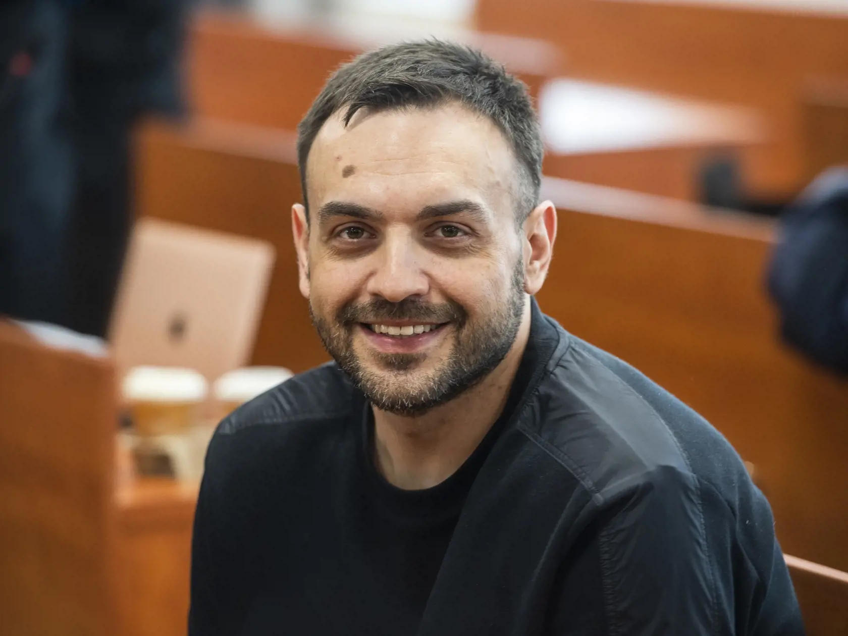 Na snímke obžalovaný Darko D. z Bosny a Hercegoviny sedí v súdnej sieni pred začiatkom pojednávania v prípade vraždy novinára Jána Kuciaka a jeho snúbenice Martiny Kušnírovej a v kauze prípravy vrážd prokurátorov na Špecializovanom trestnom súde (ŠTS) v Pezinku v piatok 12. mája 2023. FOTO TASR - Jaroslav Novák