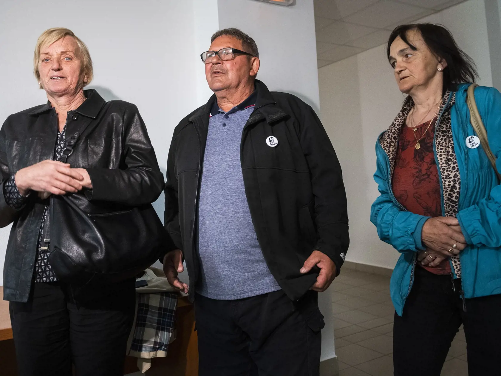 Na snímke zľava Zlatica Kušnírová, matka zavraždenej Martiny Kušnírovej, Jozef Kuciak a Jana Kuciaková, rodičia zavraždeného Jána Kuciaka počas prestávky na pojednávaní v prípade vraždy novinára Jána Kuciaka a jeho snúbenice Martiny Kušnírovej a v kauze prípravy vrážd prokurátorov na Špecializovanom trestnom súde (ŠTS) v Pezinku v piatok 12. mája 2023. FOTO TASR - Jaroslav Novák
