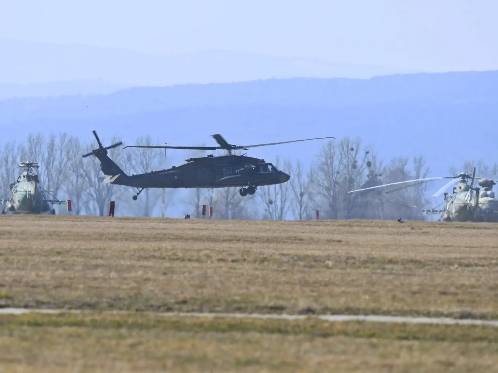 Na snímke pristávanie vrtuľníka Blackhawk na leteckej základni v Prešove 21. marca 2021.
