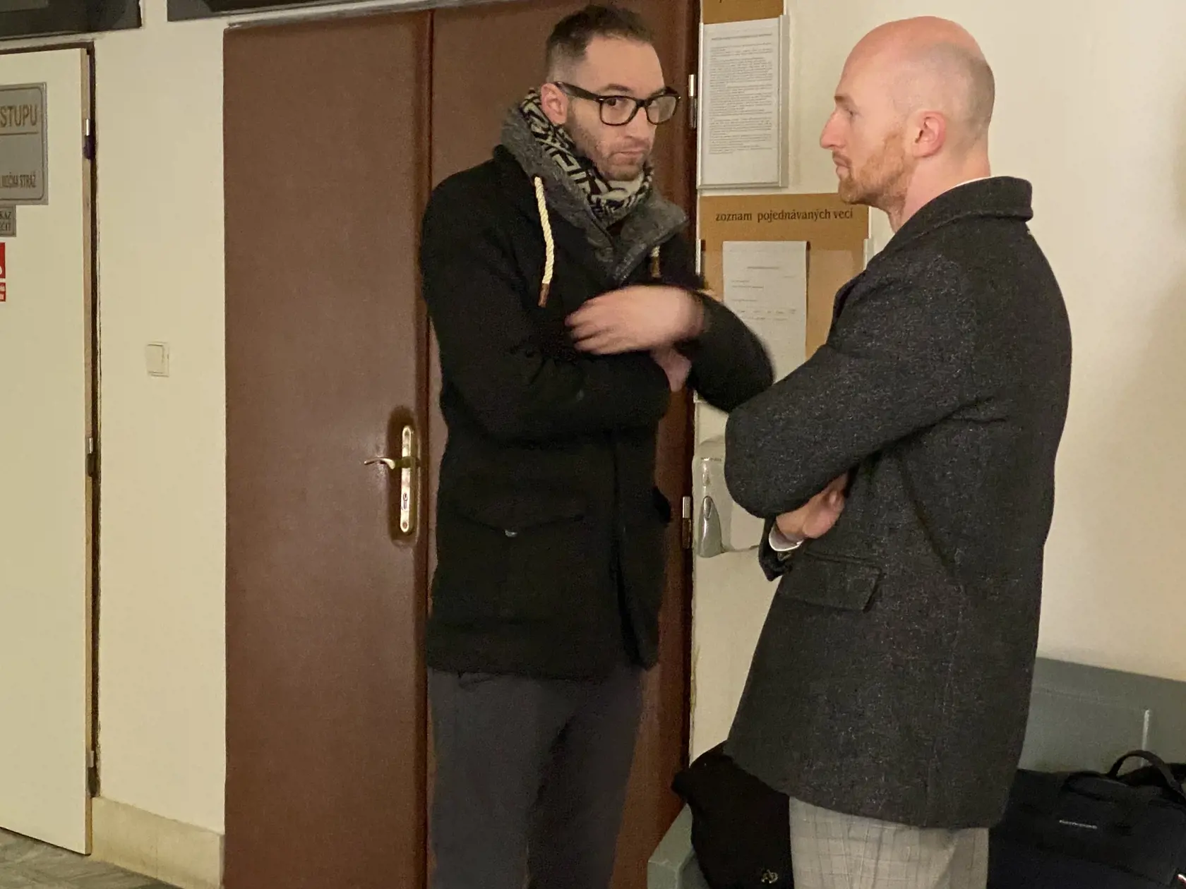 Martin Durkáč (vľavo) na prešovskom okresnom súde pred pojednávacou miestnosťou so svojim obhajcom.