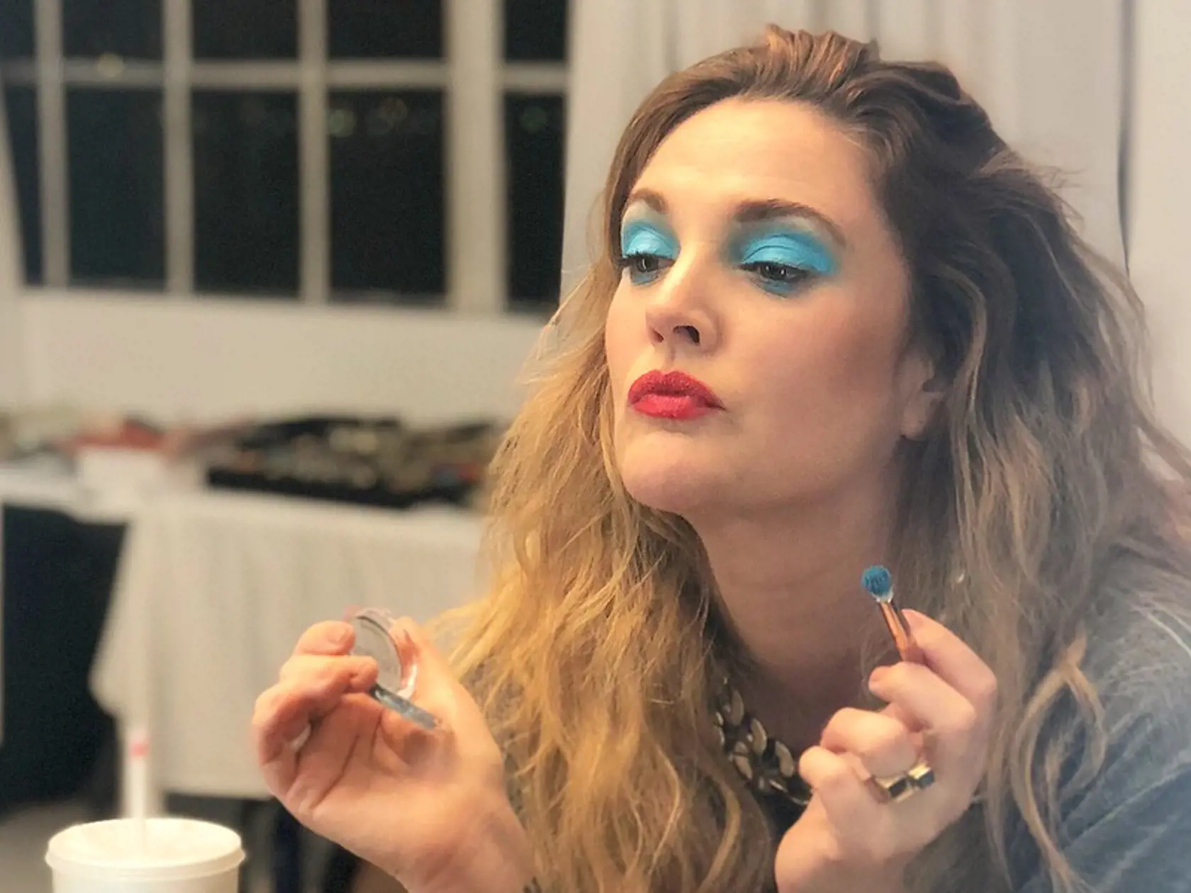 Drew Barrymore (47) – Flower Beauty: 
Takmer dekádu herečka pripravuje vlastnú cenovo dostupnú kozmetickú radu „Kvetinová krása“, ktorú zákazníčky nájdu v bežných supermarketoch. Ešte dlhšie produkuje aj vína „Barrymore Wine“.