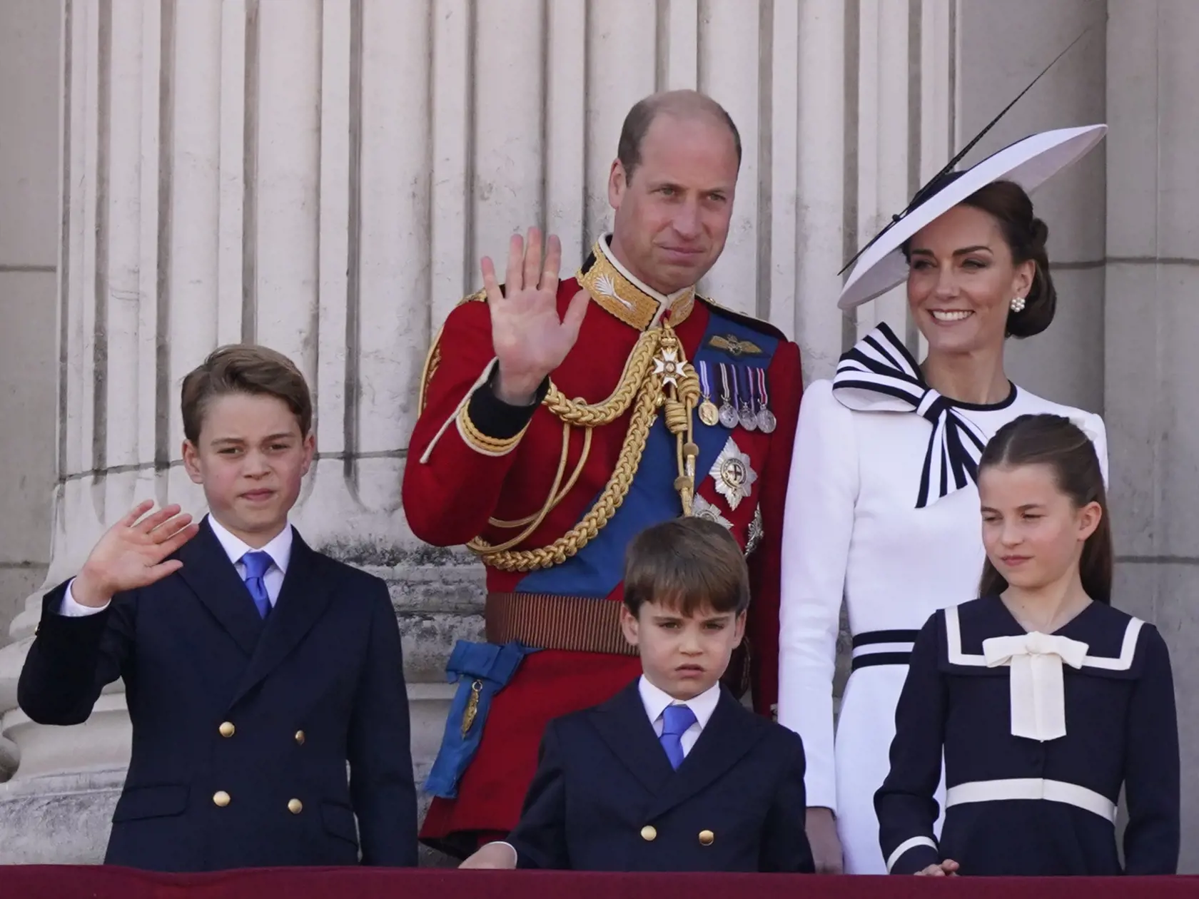 Kate, princezná z Walesu (druhý sprava), britský princ William (druhý zľava) a ich tri deti, britský princ George (vľavo), britský princ Louis (v popredí uprostred) a britská princezná Charlotte (v popredí vpravo) mávajú z balkóna Buckinghamského paláca po vojenskej prehliadke Trooping the Colour na počesť narodenín britského kráľa Karola III. v Londýne v sobotu 15. júna 2024.