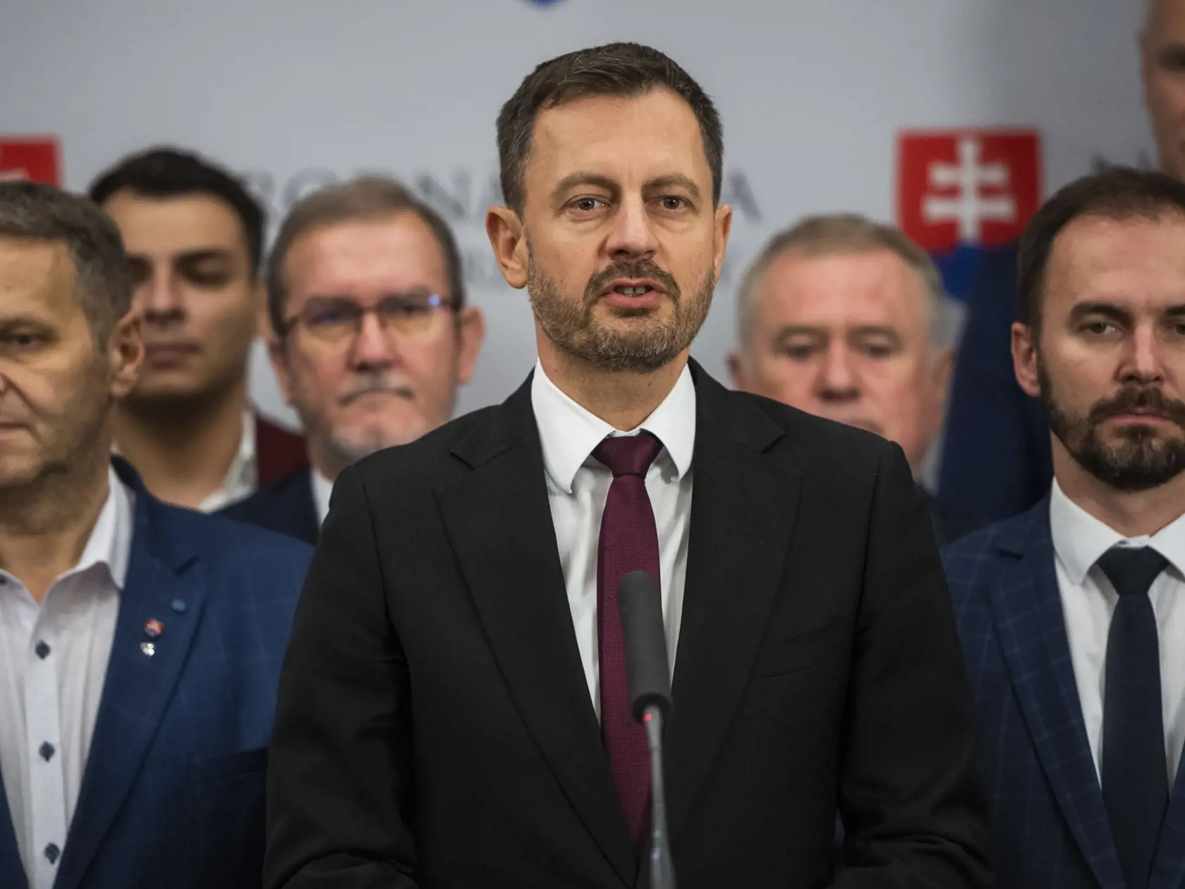 Uprostred dočasne poverený predseda vlády SR Eduard Heger (OĽaNO) a vpravo predseda poslaneckého klubu a poslanec OĽaNO Michal Šipoš po hlasovaní na 72. schôdzi NRSR o odvolaní ministra financií Igora Matoviča (OĽaNO) v Bratislave 4. októbra 2022.