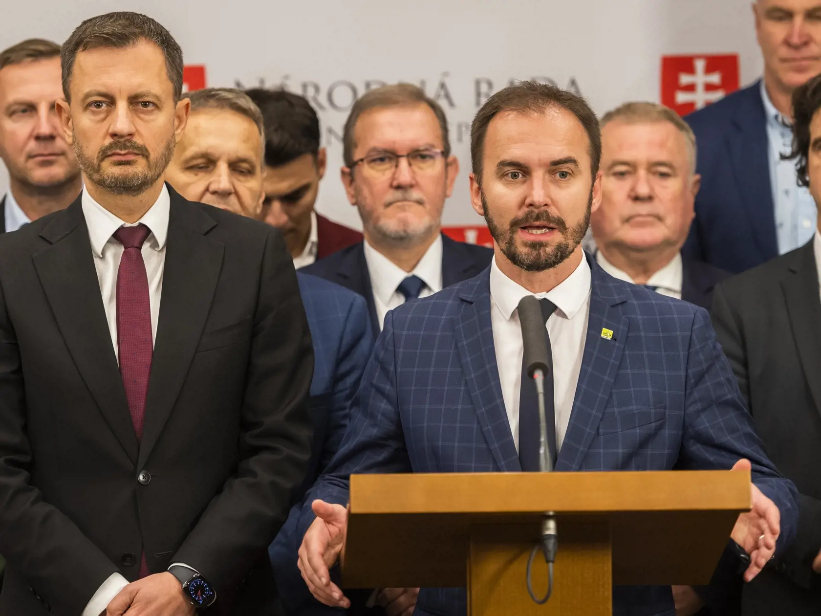 Zľava predseda vlády Eduard Heger (OĽaNO) a predseda poslaneckého klubu a poslanec OĽaNO Michal Šipoš po hlasovaní na 72. schôdzi NR SR o odvolaní ministra financií Igora Matoviča (OĽaNO) v Bratislave 4. októbra 2022.