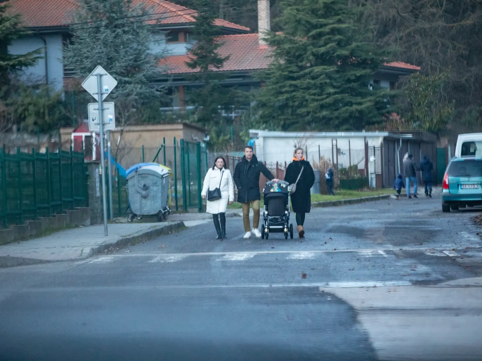 Manželia sa po obede vybrali na prechádzku do okolia neďaleko ich domu. Na snímke sú Adela Vinczeová, Viktor Vincze a ich adoptované dieťa.
