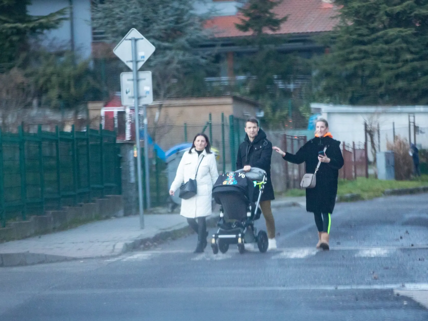 Manželia sa po obede vybrali na prechádzku do okolia neďaleko ich domu. Na snímke sú Adela Vinczeová, Viktor Vincze a ich adoptované dieťa.
