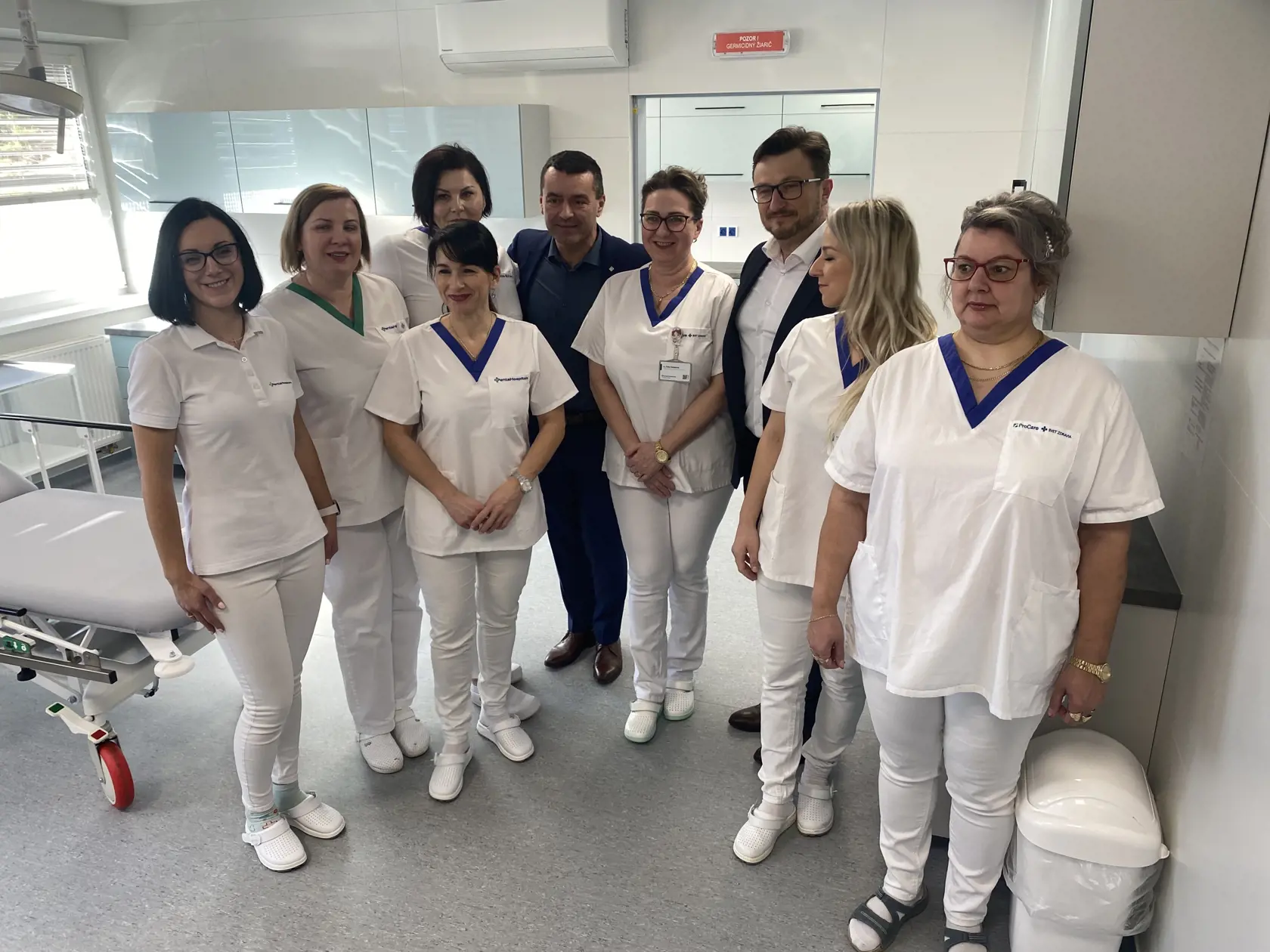 Generálny riaditeľ siete Penta Hospitals Radoslav Čuha, riaditeľ nemocnice Penta Hospitals Svidník Marek Pytliak a primárka urgentného príjmu svidníckej nemocnice Ingrida Beríková so svojim tímom.