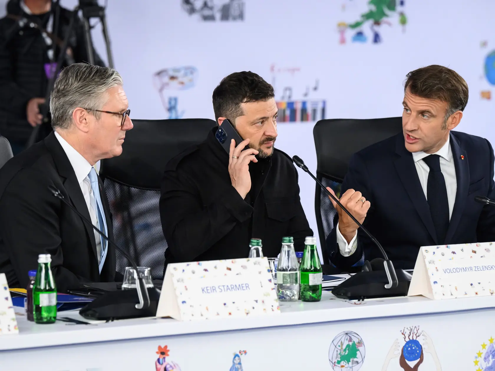 Na snímke zľava britský premiér Keir Starmer, ukrajinský prezident Volodymyr Zelenskyj a francúzsky prezident Emmanuel Macron sa rozprávajú na 6. summite Európskeho politického spoločenstva (EPC) v Tirane v piatok 16. mája 2025. V Albánsku sa stretli lídri z celého európskeho kontinentu, aby rokovali na tému „Nová Európa v novom svete: jednota - spolupráca - spoločné opatrenia“.