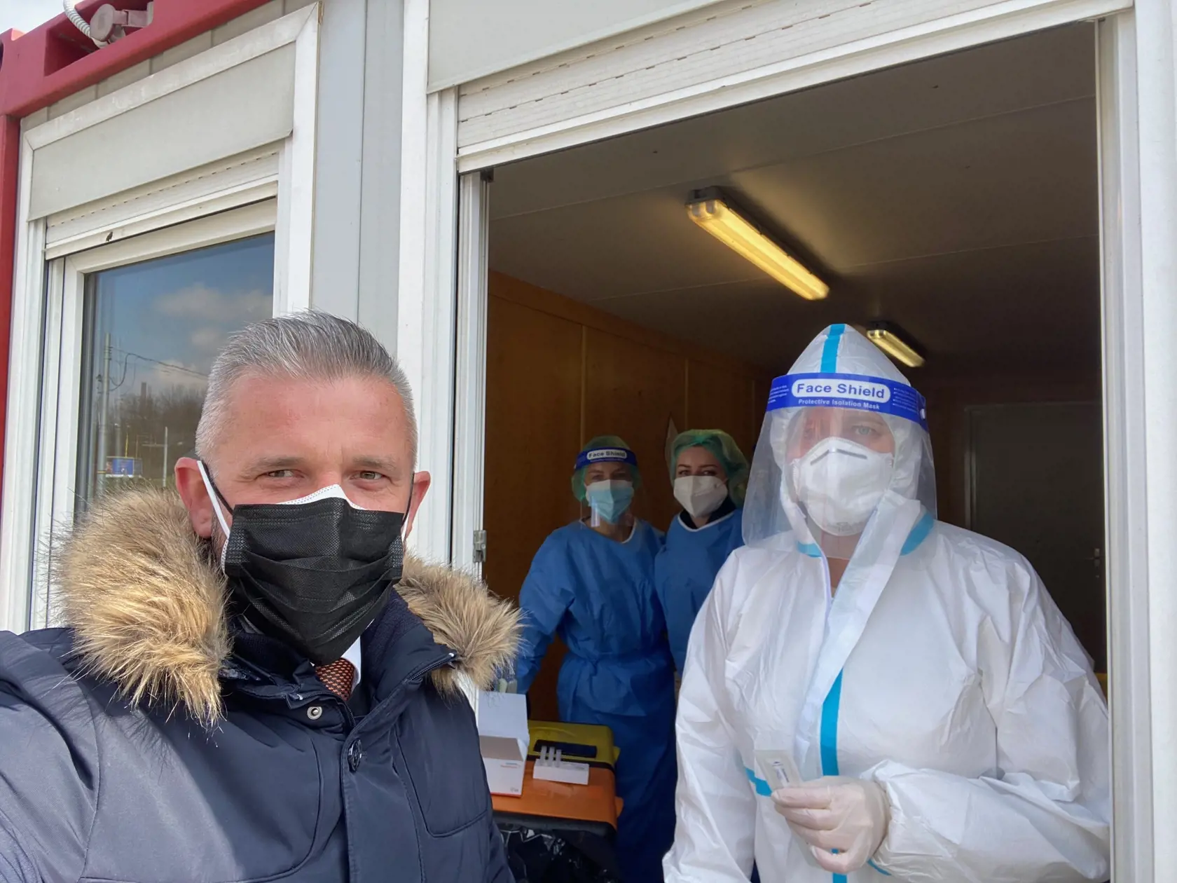 Miroslav Špak mal do konca júna MOM-ku pri Steel Arene. Prevádzku chcel od júla ukončiť, ale po žiadostiach obyvateľov sa rozhodol pokračovať v antigénovom testovaní. „Vypnutím SMS systému a vstupu do štátneho NCZI systému je naša administrácia sťažená, keďže občan musí mať poruke identifikačný doklad. Sme však schopní do 20 minút vystaviť certifikát s výsledkom v troch jazykoch. Za túto službu účtujeme 10 eur, čo sú náklady na zabezpečenie testu,” povedal nám. Od štátu už nemá žiadnu podporu.