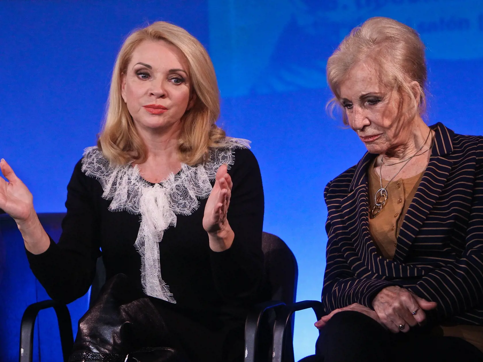Na snimke herecky Zdena Studenkova a Marina Kralovicova pocas tlacovej konferencie k pripravovanemu predstaveniu s nazvom Leni, inspirovanemu zivotom Leni Riefenstahl, reziserky filmu o 3.risi s nazvom Triumf vole a blizkej priatelky Adolfa Hitlera.