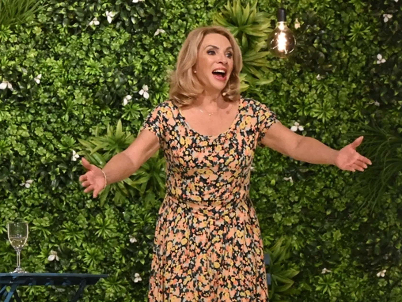 Na snímke herečka Zdena Studenková v predstavení Shirley Valentine počas 28. ročníka festivalu divadla jedného herca Sám na javisku, ktorý sa konal od 12. do 16. októbra 2022, 16. októbra 2022 v Trenčíne. Na divadelných doskách sa predstavili umelci zo Slovenska, Českej republiky, Srbska, Litvy, ale aj v Česku žijúca Ruska Irina Andreeva. Festival vyvrcholil vystúpením Zdeny Studenkovej v monodráme Shirley Valentine a Tomáša Tureka v Klube Lúč v hre Útek do divočiny. FOTO TASR - Radovan Stoklasa