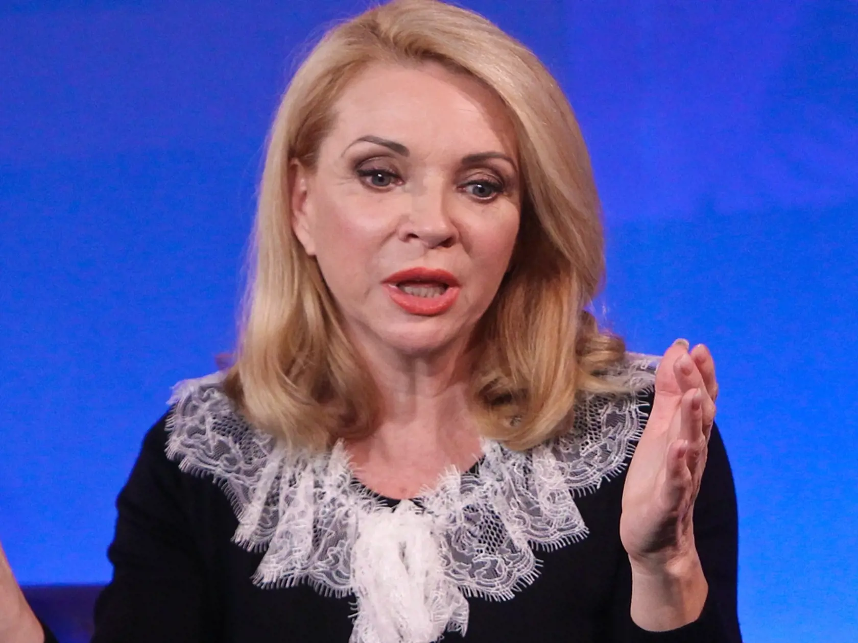 Na snimke herecky Zdena Studenkova a Marina Kralovicova pocas tlacovej konferencie k pripravovanemu predstaveniu s nazvom Leni, inspirovanemu zivotom Leni Riefenstahl, reziserky filmu o 3.risi s nazvom Triumf vole a blizkej priatelky Adolfa Hitlera.