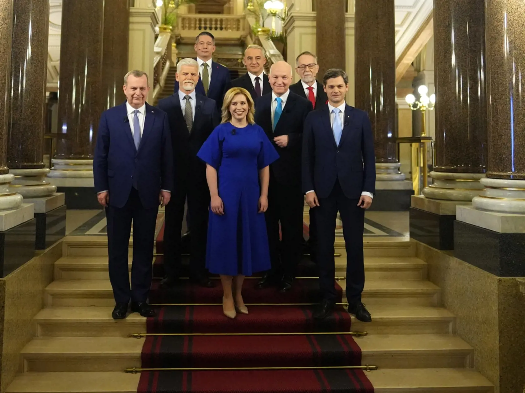 Prezidentskí kandidáti pózujú pred začiatkom politickej superdebaty v priestoroch Národného múzea v Prahe 8. januára 2023.