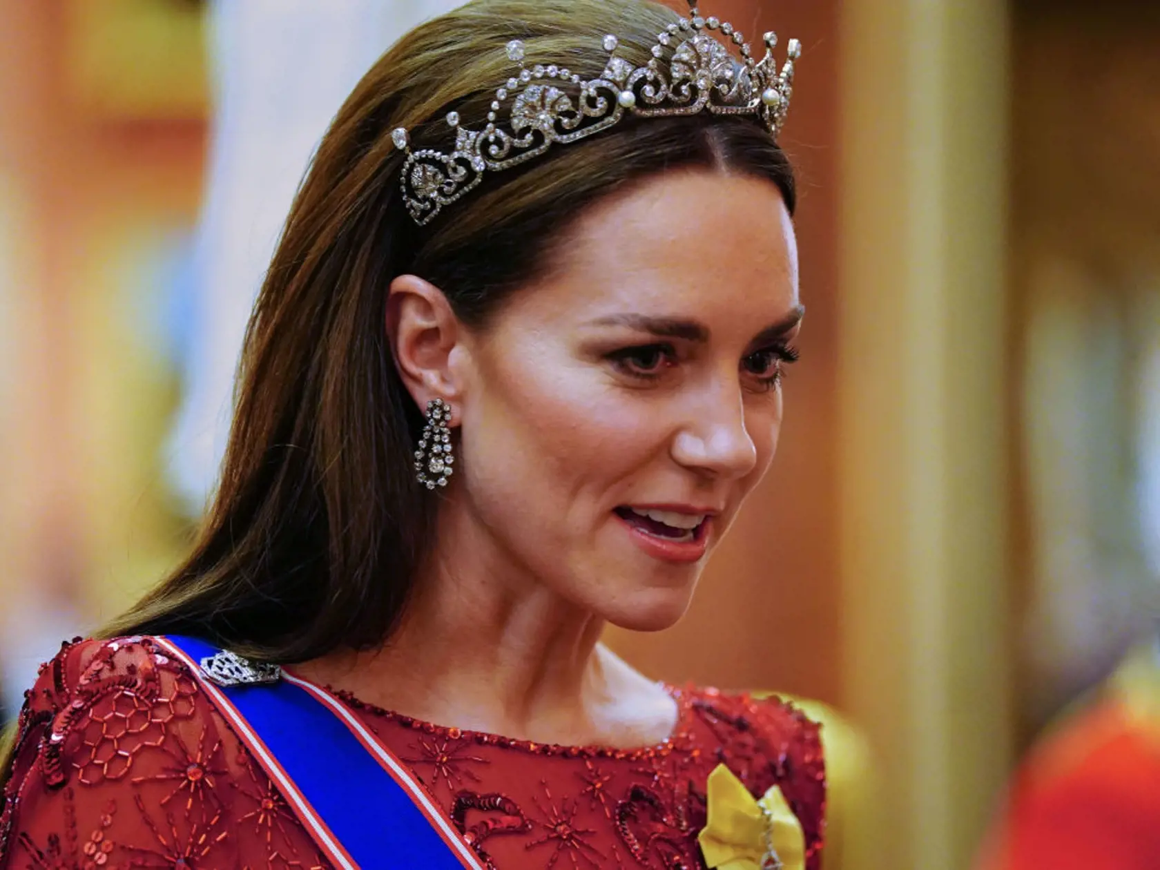 Princezná Kate žiarila v rubínových šatách.