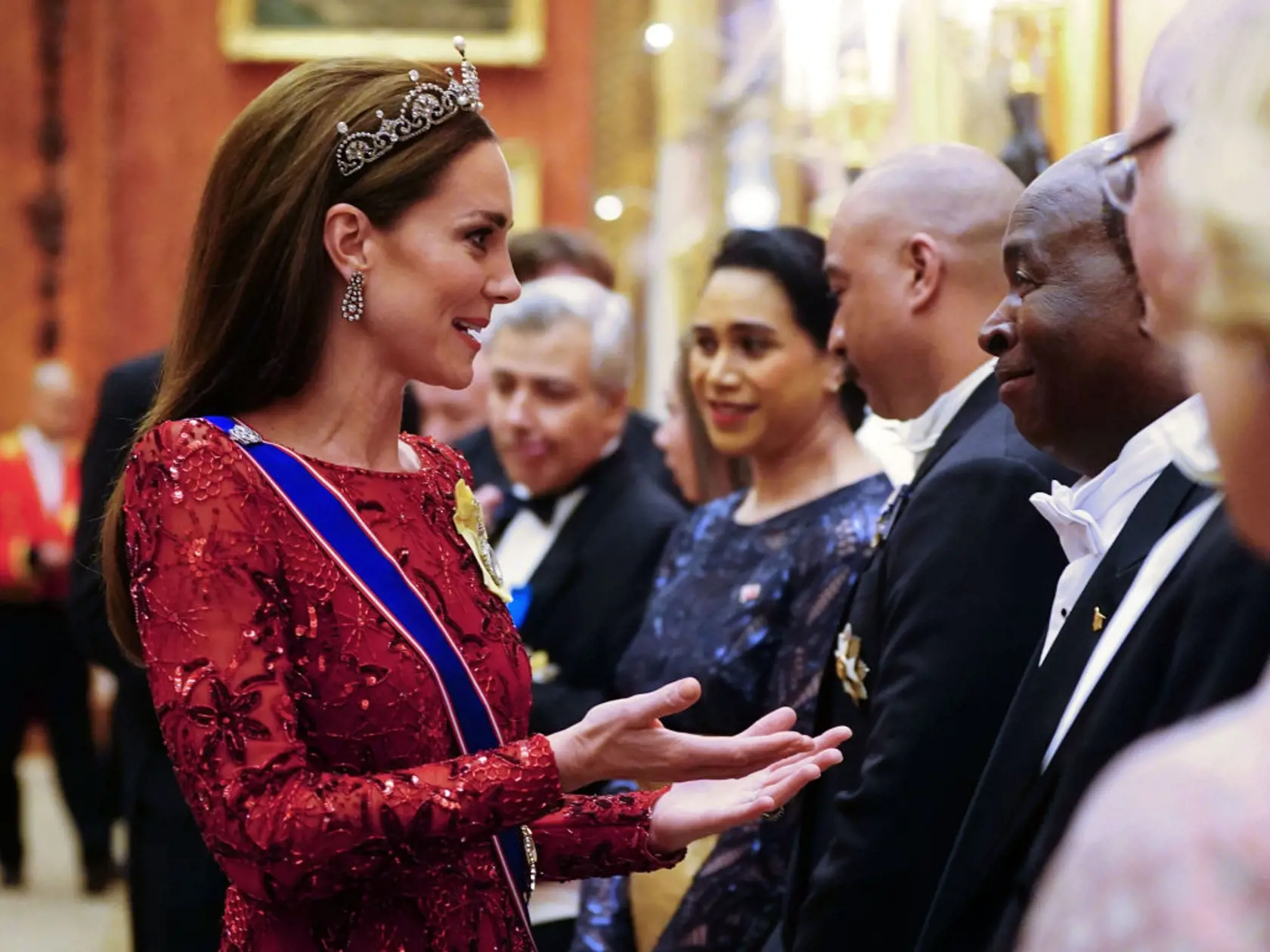 Princezná Kate žiarila v rubínových šatách.
